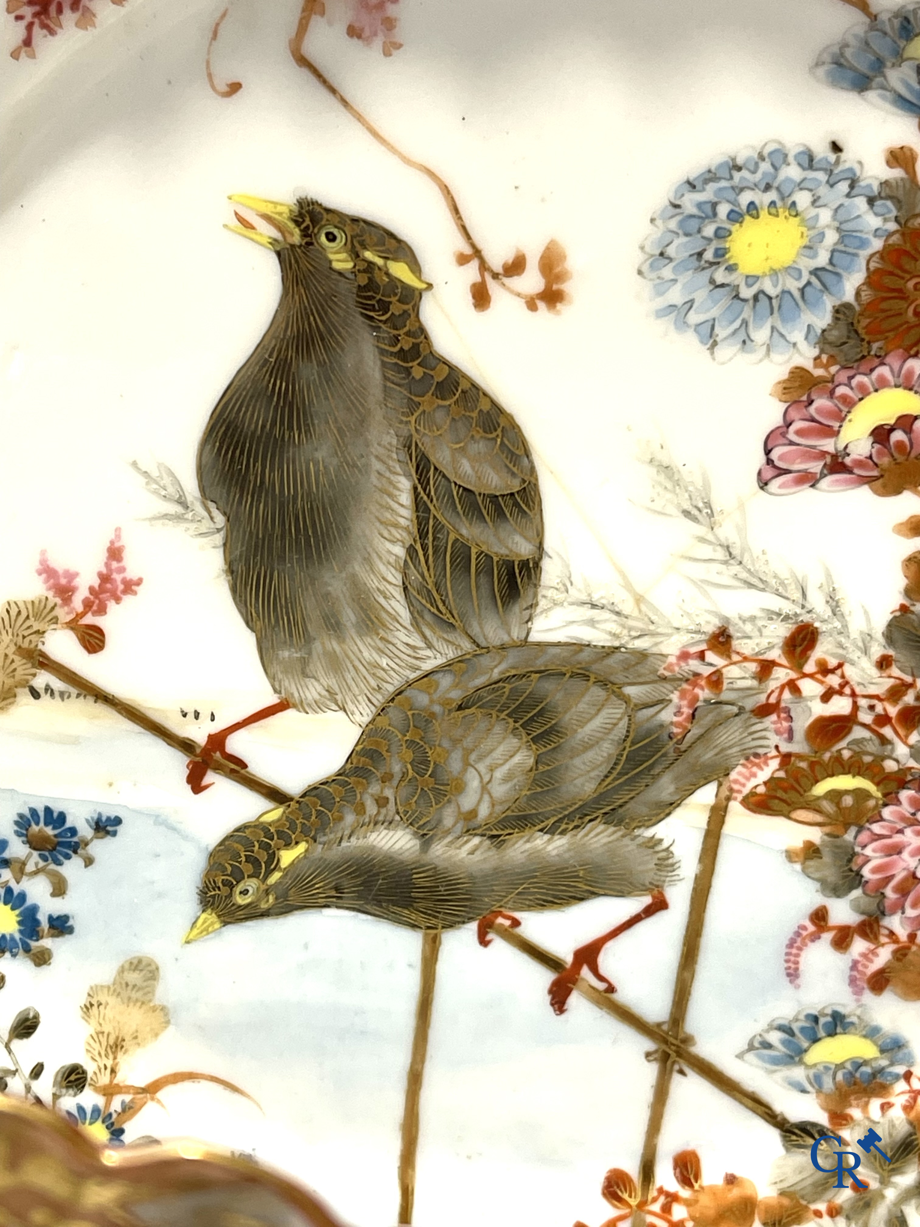 Een mooi lot brocante waaronder een Japans Kutani-porselein servies, een vaas in Val Saint Lambert en een jardinière.