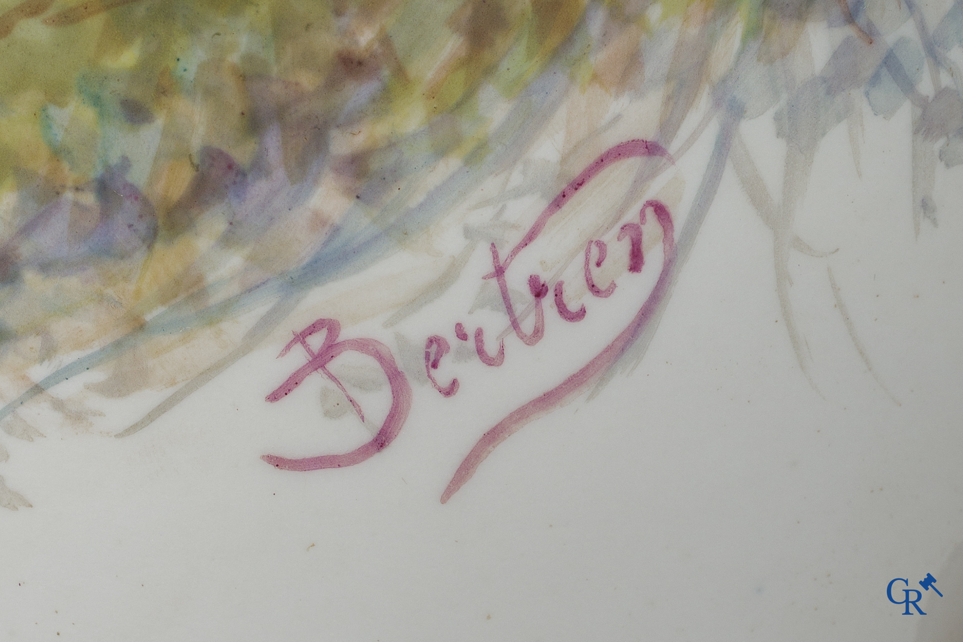 Sèvres. Een paar grote vazen op draaisokkel in Sèvres porselein met bronzen monturen. Gesigneerd Bertren. LXVI-stijl.