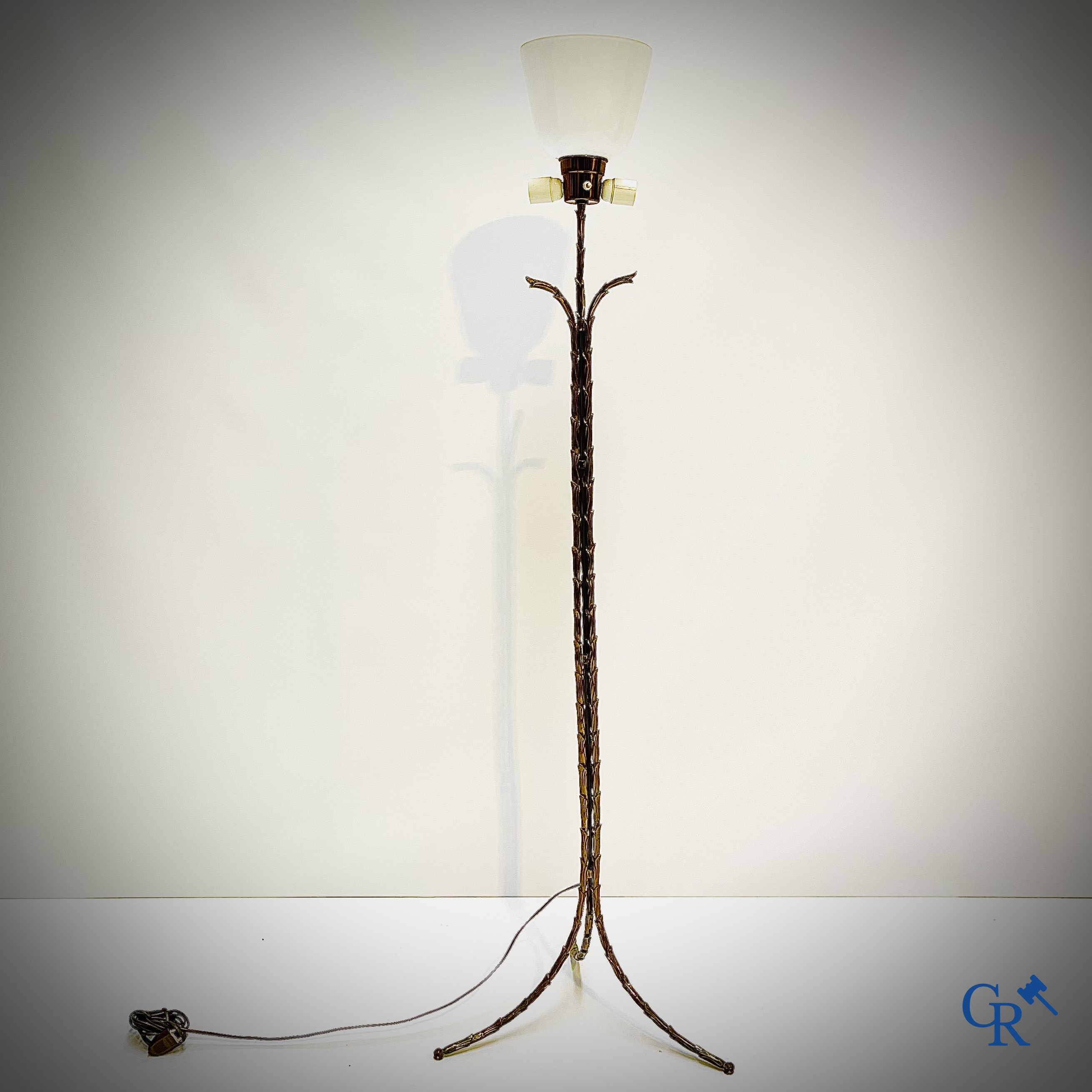 Maison Baguès, Palm lamp met drie-potige voet in verguld brons. Circa 1970.