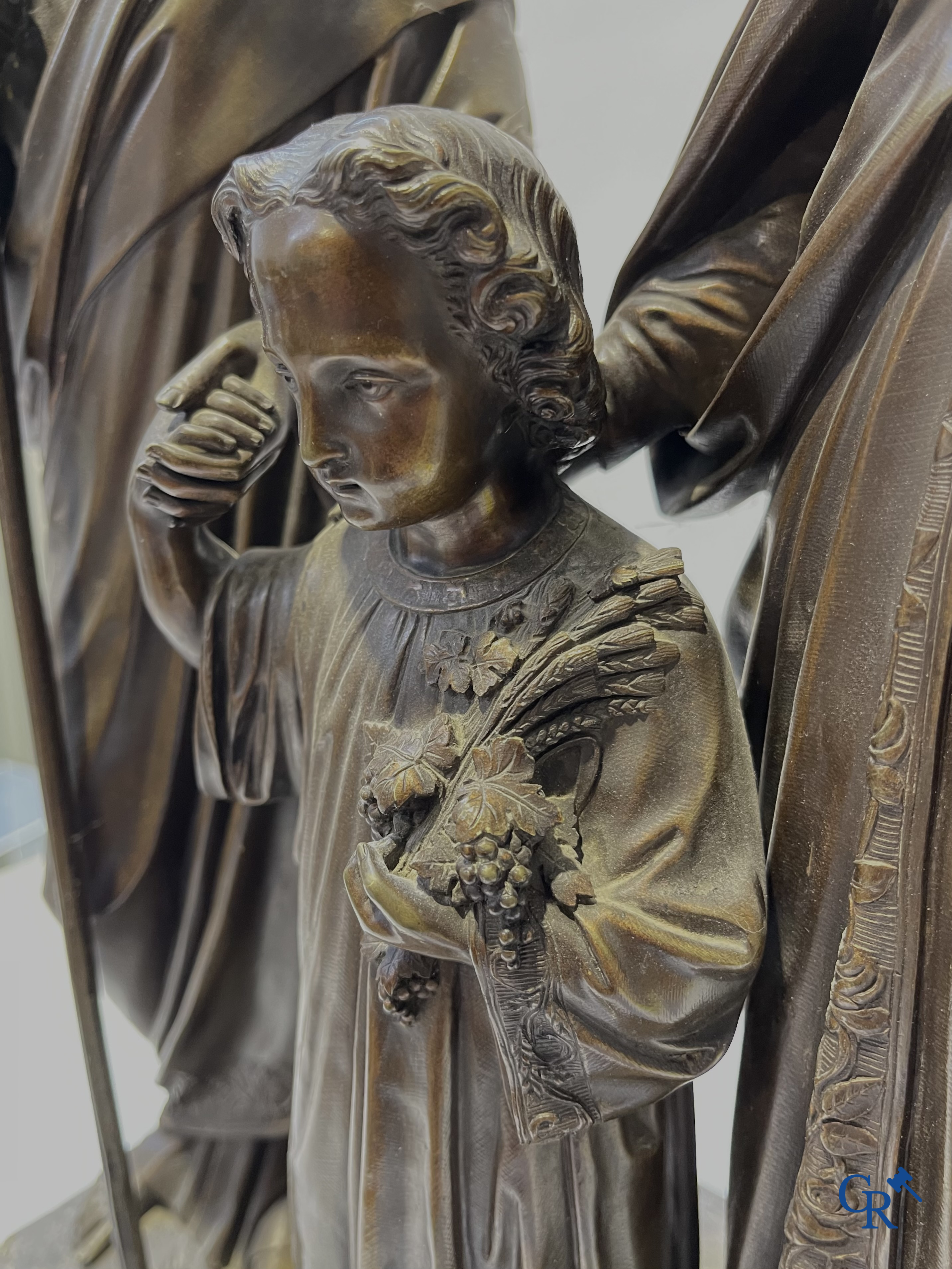 Susse Frères à Paris. Imposante schouwklok in groen geaderde marmer en rijkelijk vergulde bronzen. Napoleon III-periode.