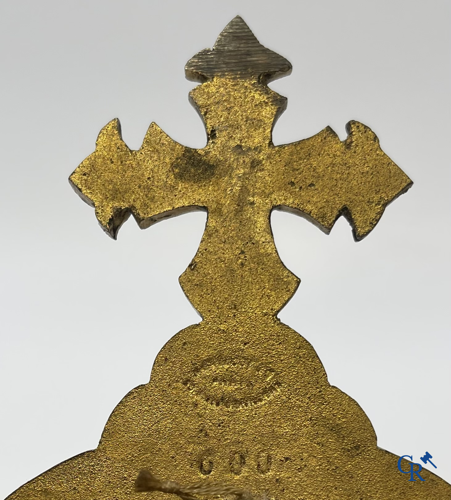 Religieuze objecten. Een grote kader in brons en champlevé emaille met ingewerkte plakket in porselein. 19e eeuw.