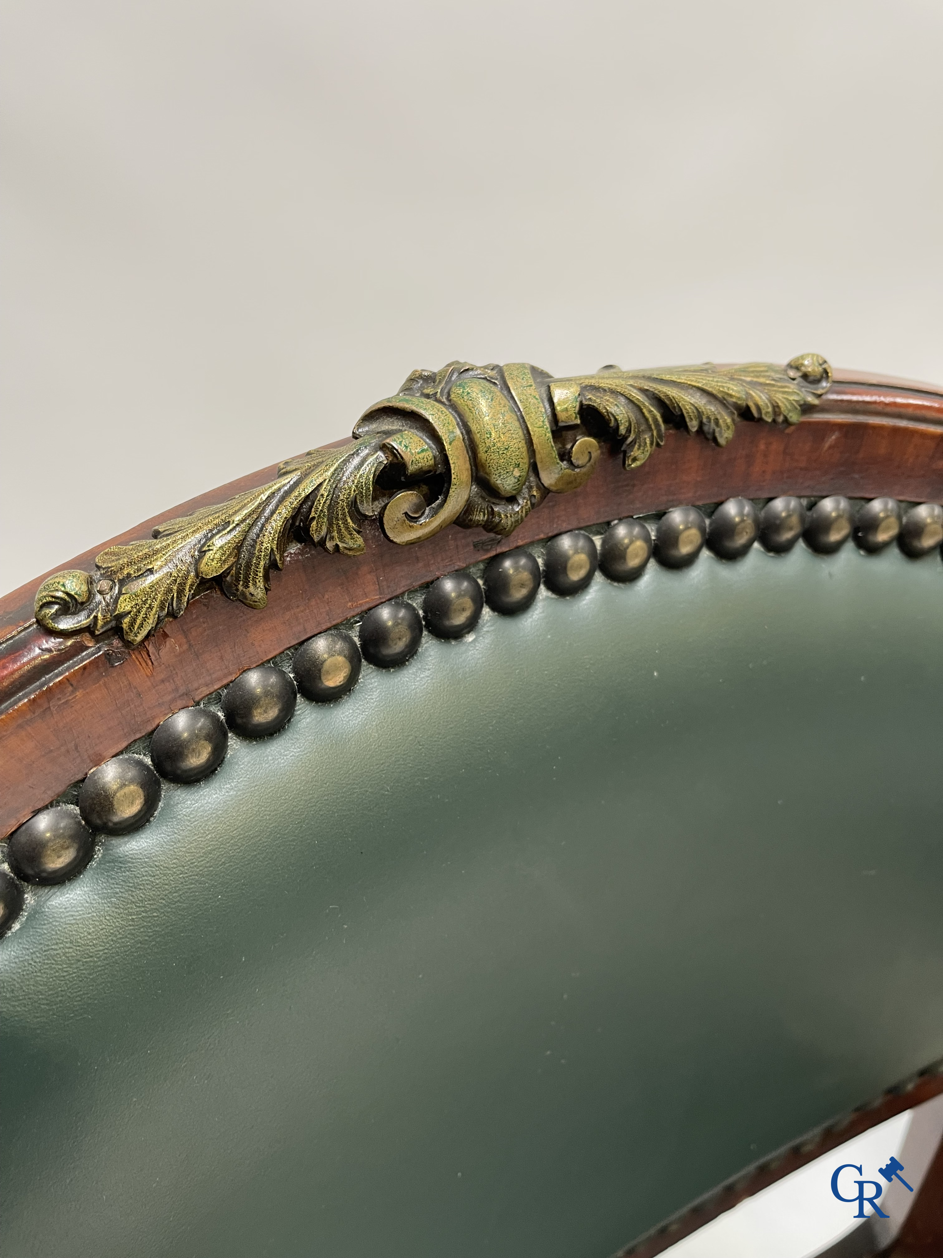 Uitzonderlijk eetkamermeubilair in mahoniehout fineer, marmer en brons. Napoleon III stijl. Circa 1900.