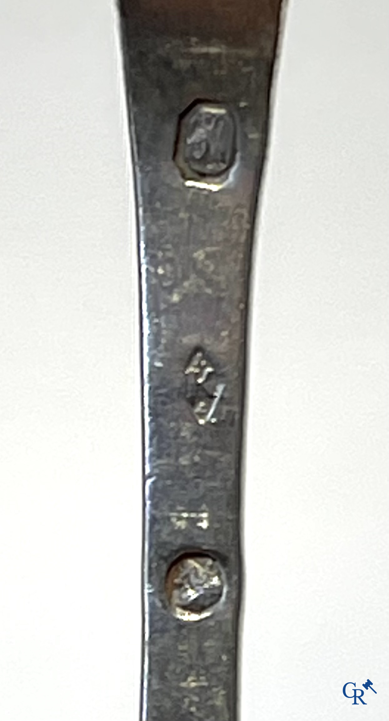 Zilver. Reeks van 12 vorken en 12 lepels in zilver, 2de gehalte. Initialen LDB. Begin 19e eeuw.