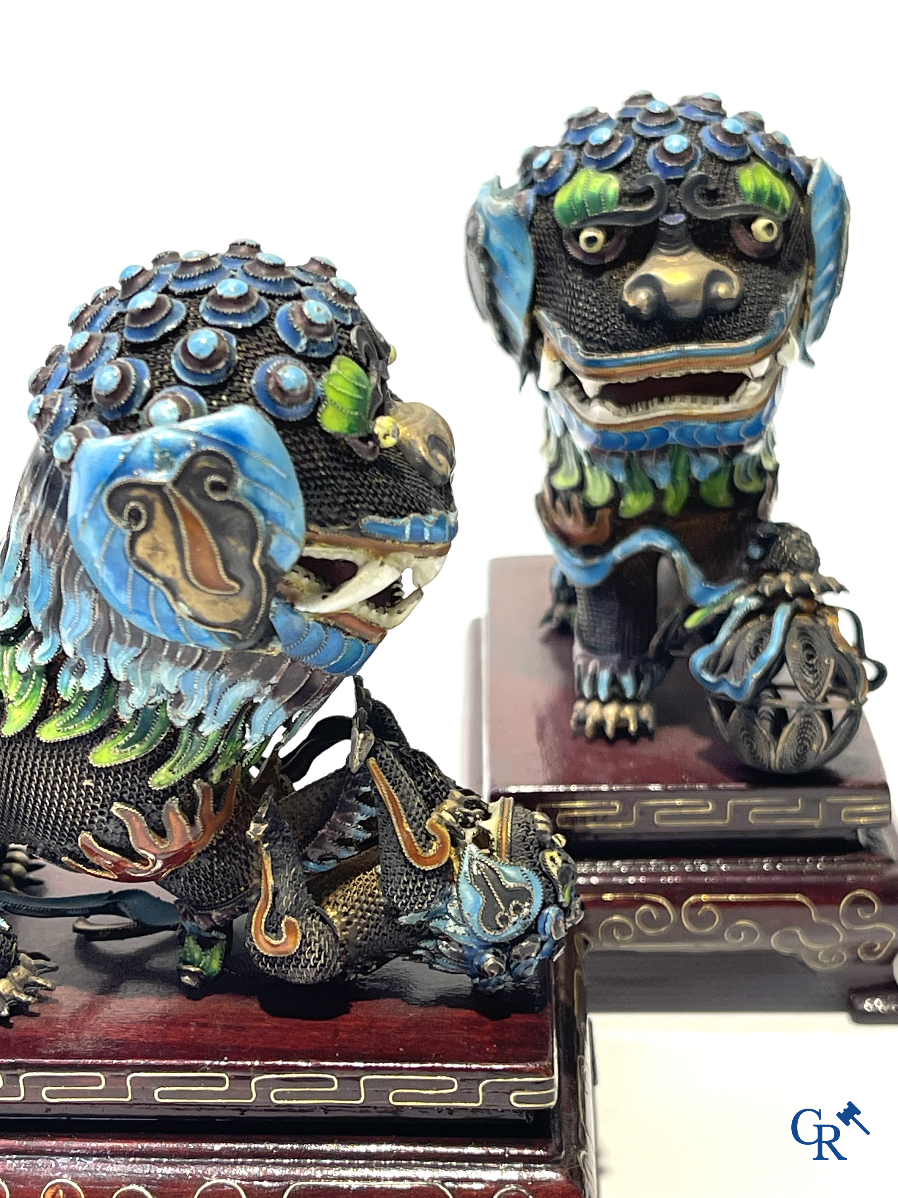 Aziatica. Een zilver, jade en filigraan dekselpot, 2 geëmailleerde filigraan Fo-honden en een bronzen boeddha.