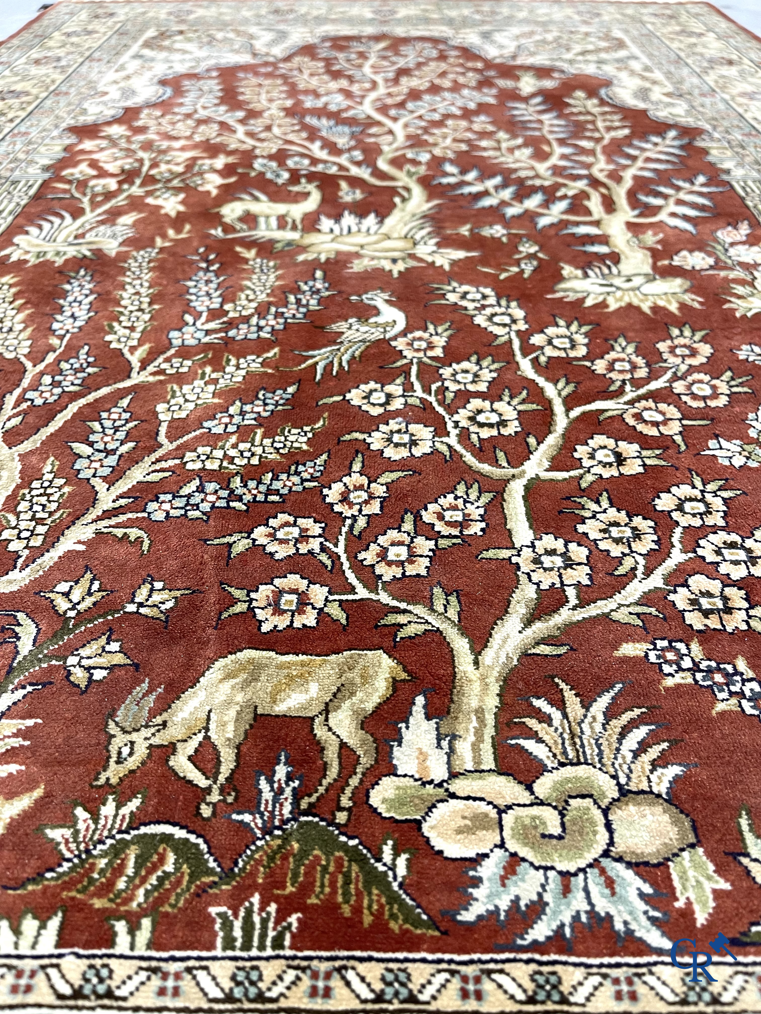 Oosterse tapijten. Hereke. Een fijn handgeknoopt zijden tapijt met dieren en vogels in het woud. Gesigneerd.