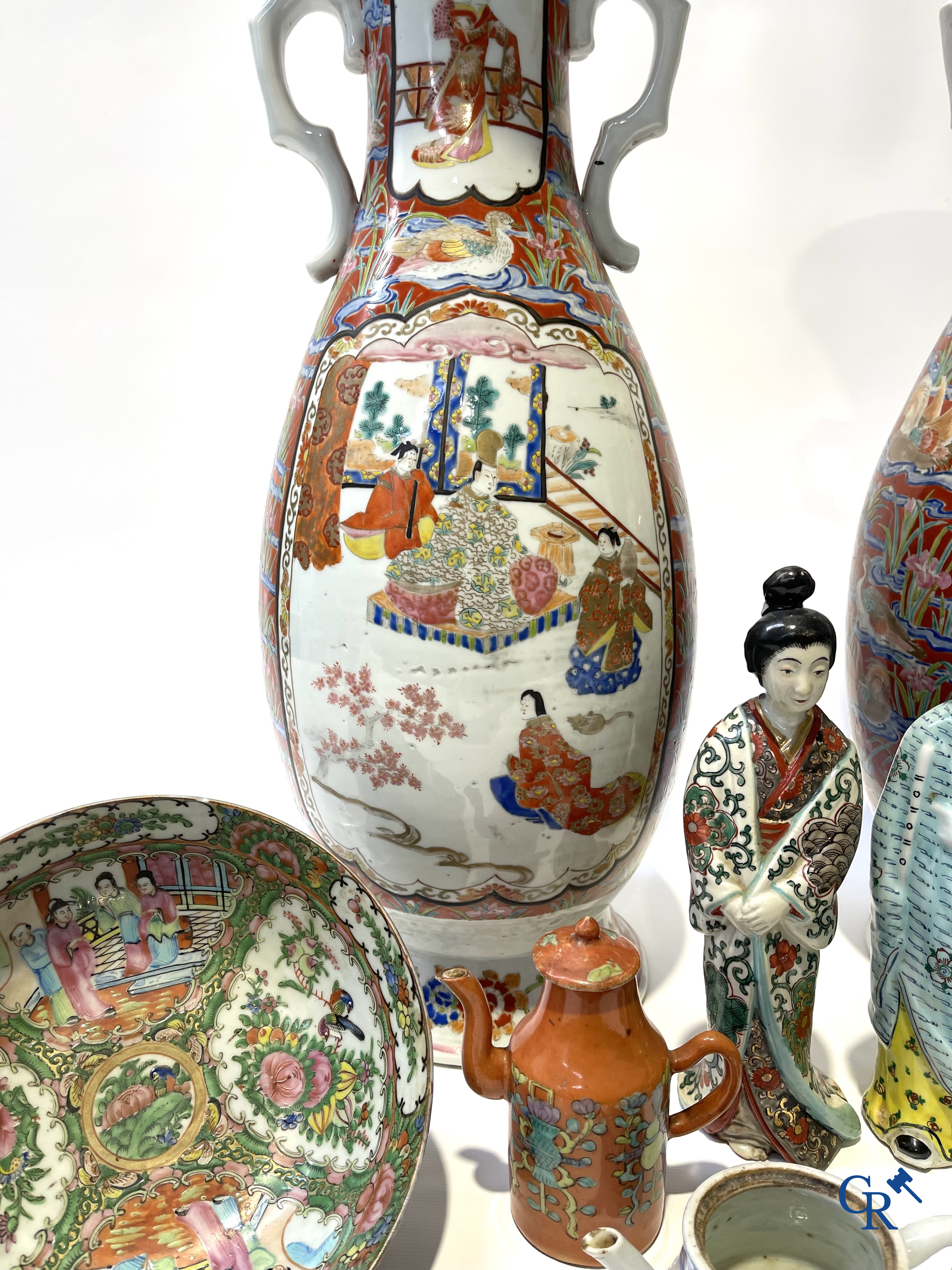 Aziatica. Een kavel met Chinees en Japans porselein. 19e en 20ste eeuw.