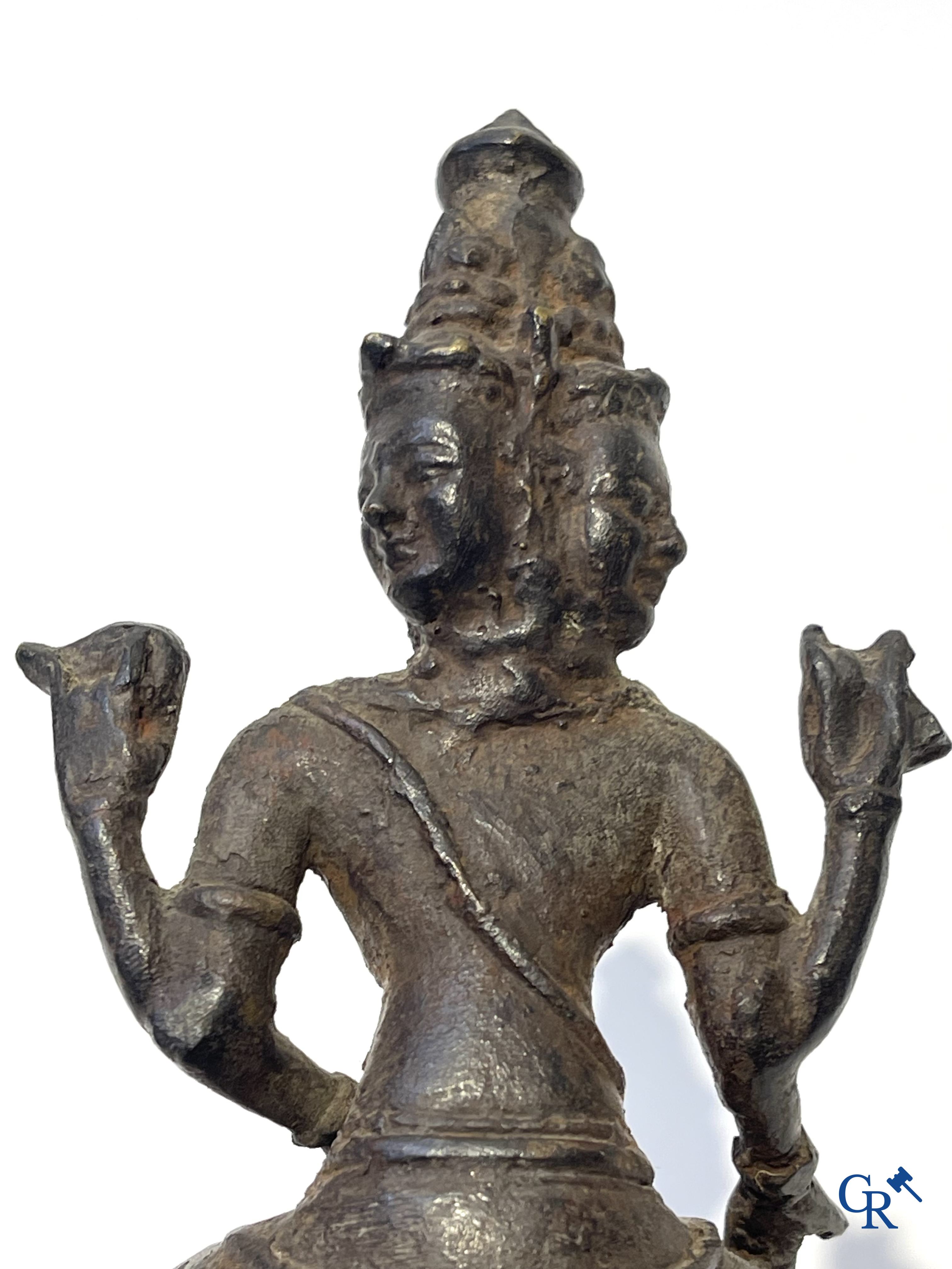 Aziatica. Een zilver, jade en filigraan dekselpot, 2 geëmailleerde filigraan Fo-honden en een bronzen boeddha.