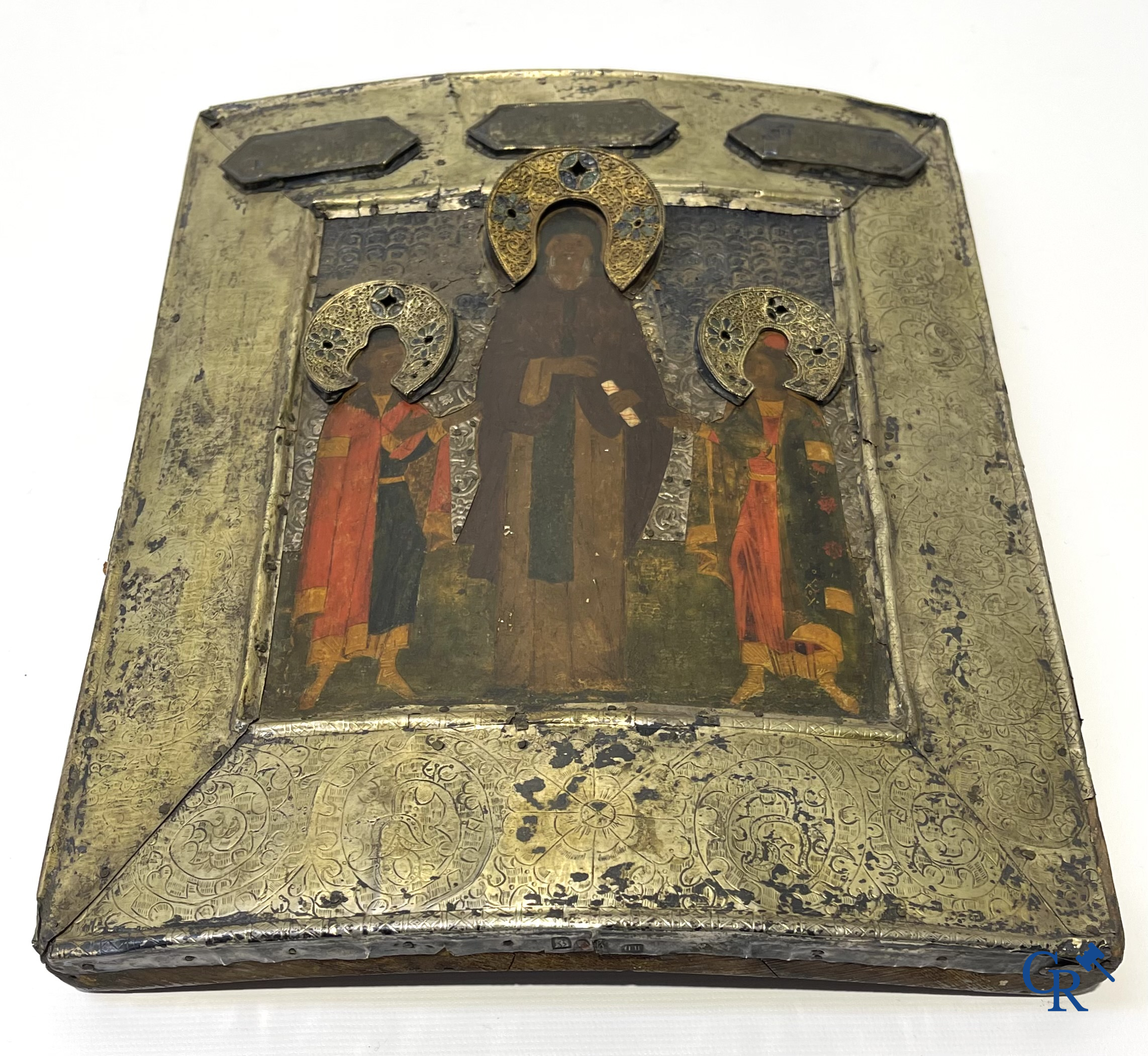 2 Russische ikonen. Ikoon met zilver oklad, meerdere keurmerken en een ikoon met Saint Seraphim of Sarov. 19e.