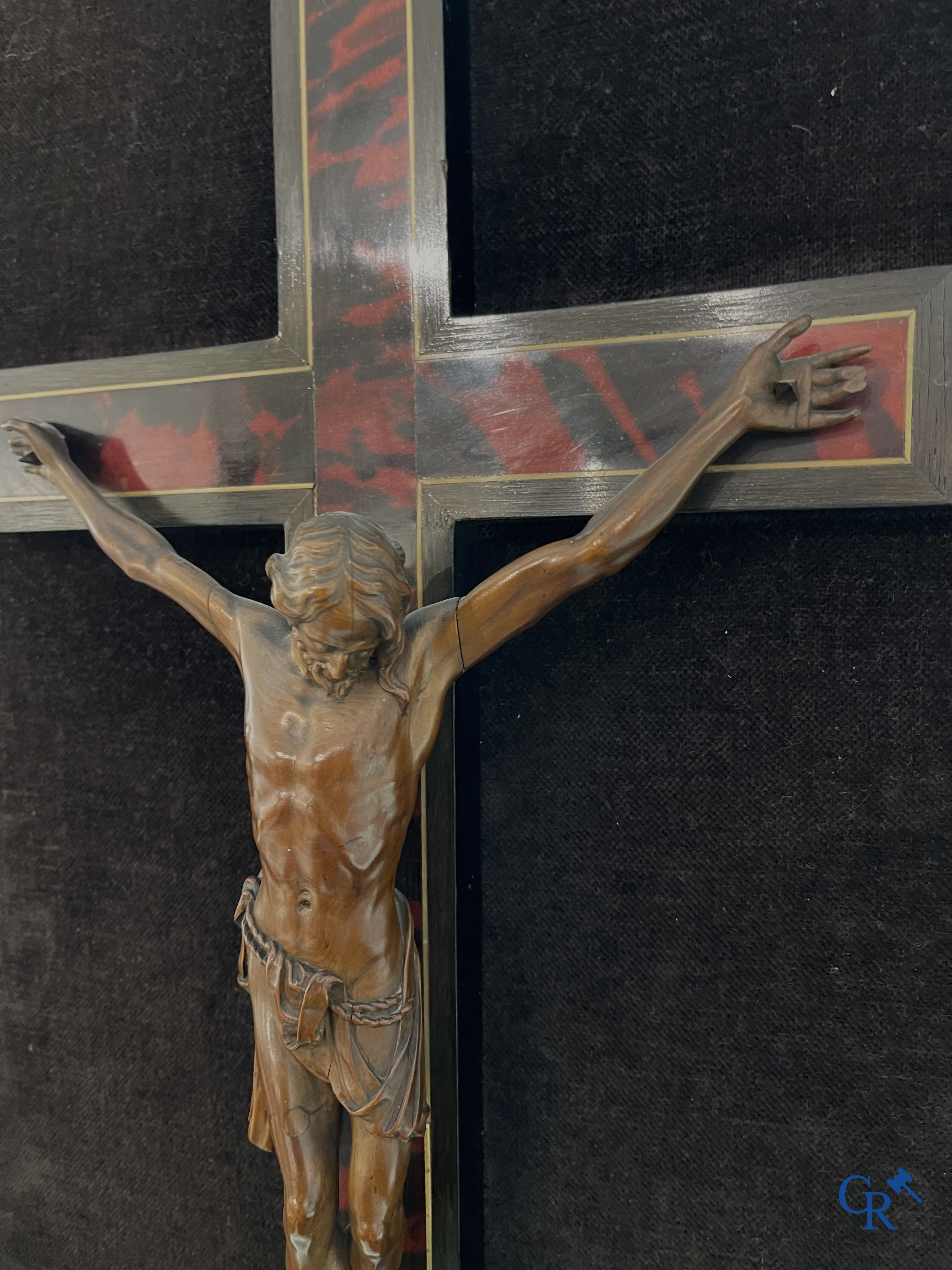 Corpus Christi in fijngesneden palmhout gemonteerd op kruis. Kader van de werkhuizen Franck te Antwerpen. 18e-19e eeuw.