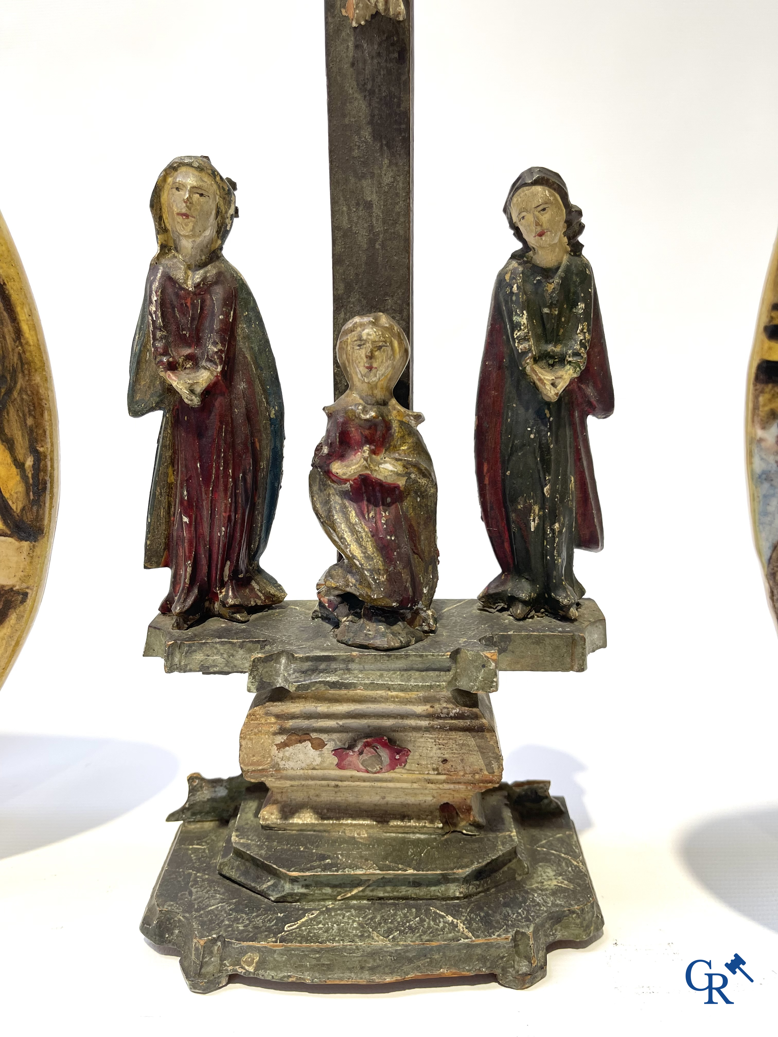 2 grote borden in Italiaanse polychrome faience en een hout gesculpteerde calvarieberg. 18e-19e eeuw.