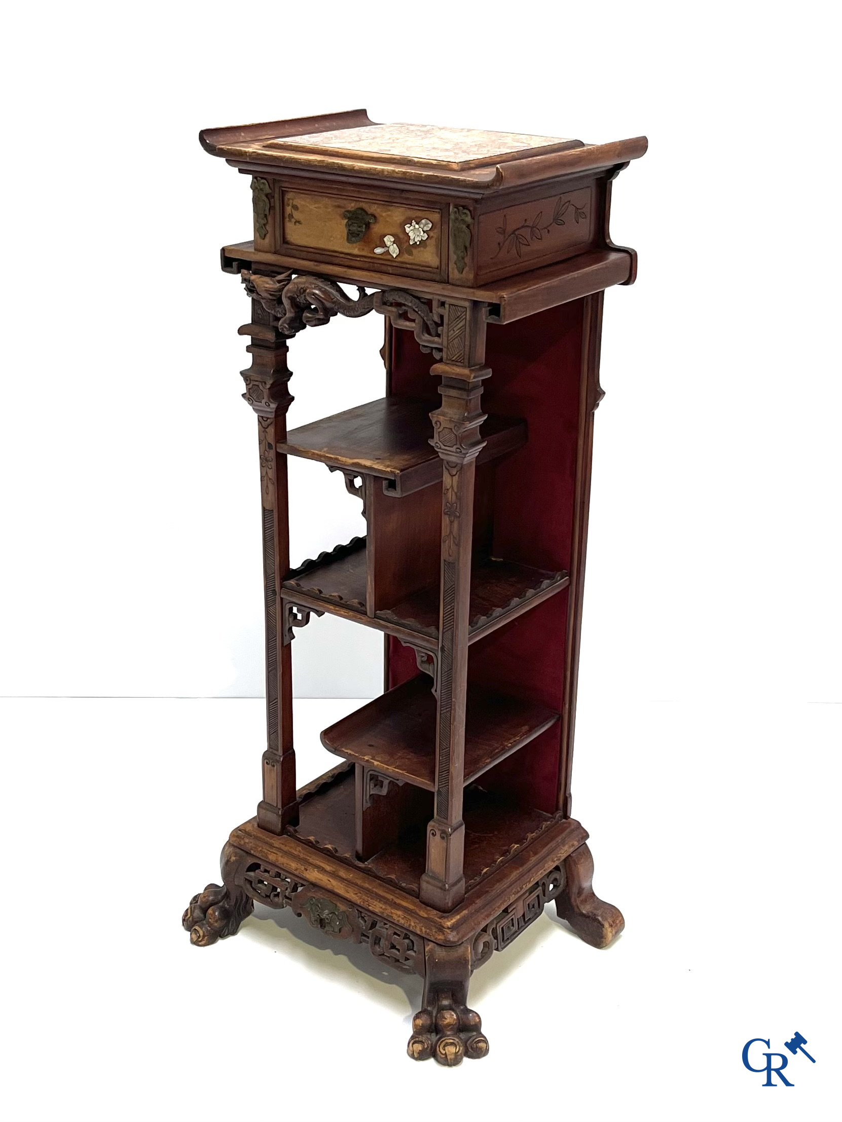 Een piëdestal in Japoniserende stijl met bronsbeslag en inlegwerk. Frans werk toegeschreven aan Viardot. Circa 1890.