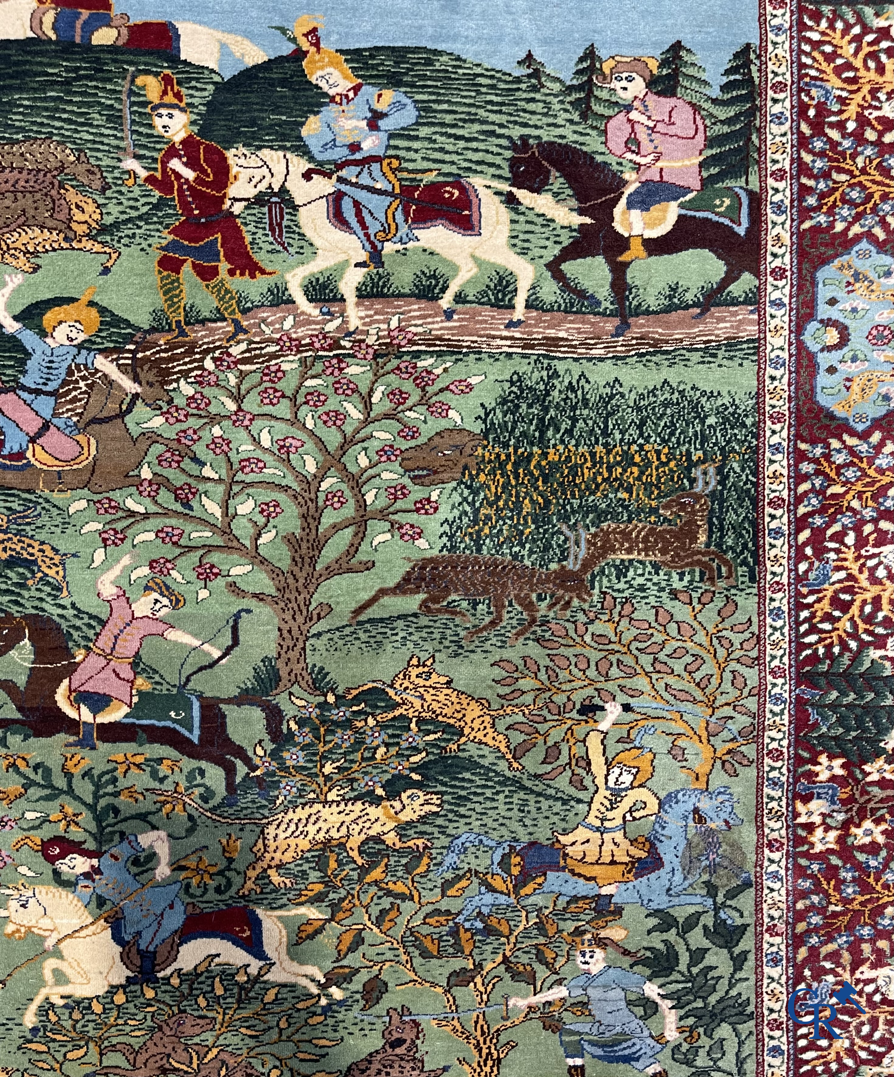 Oosterse tapijten. Ghoum. Een groot handgeknoopt tapijt met jachttaferelen.