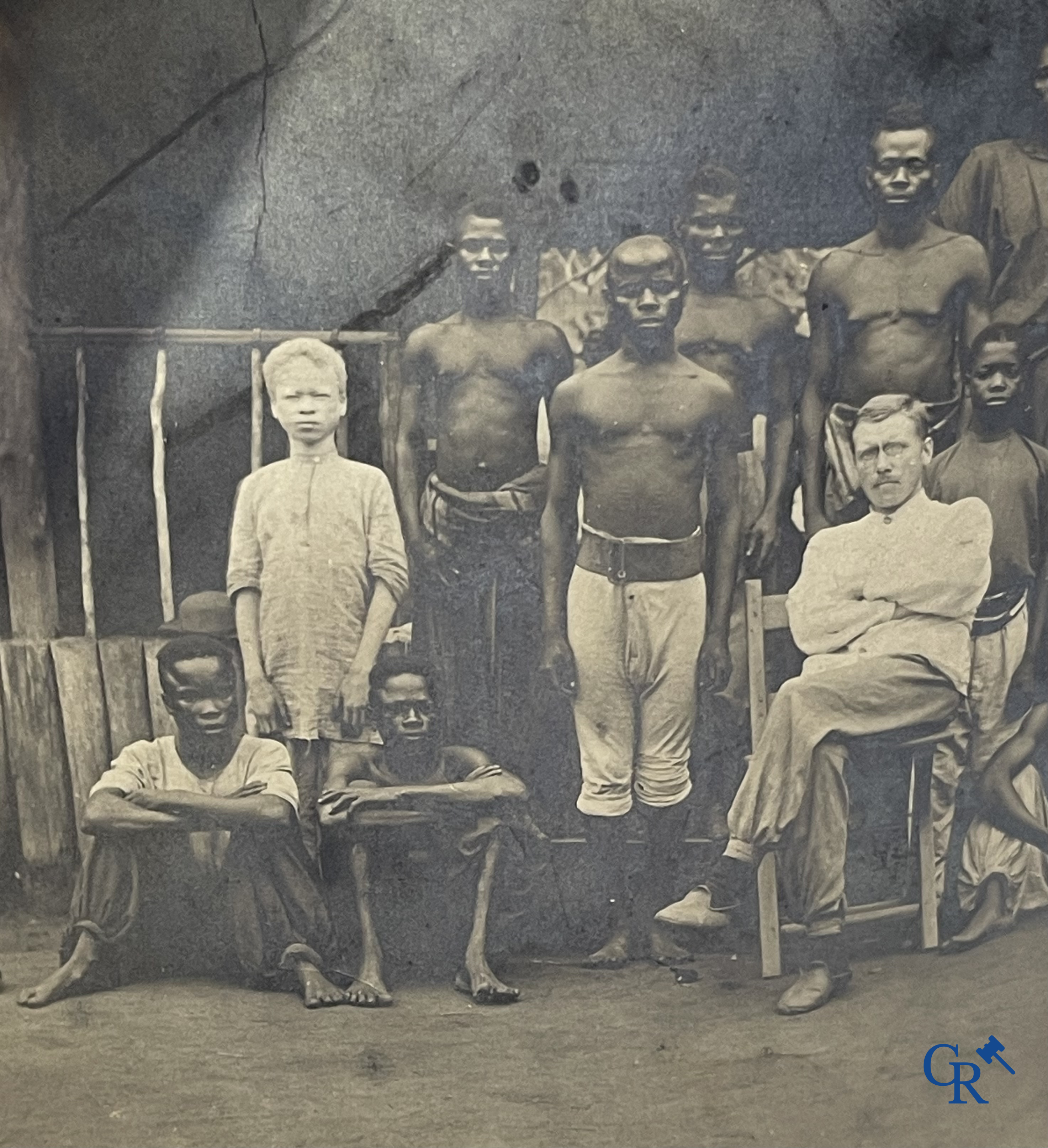 Tribale kunst. Een interessant lot met Afrikaanse wapens, een foto en 2 postkaarten. Messen, dolken, speren en pijlen.