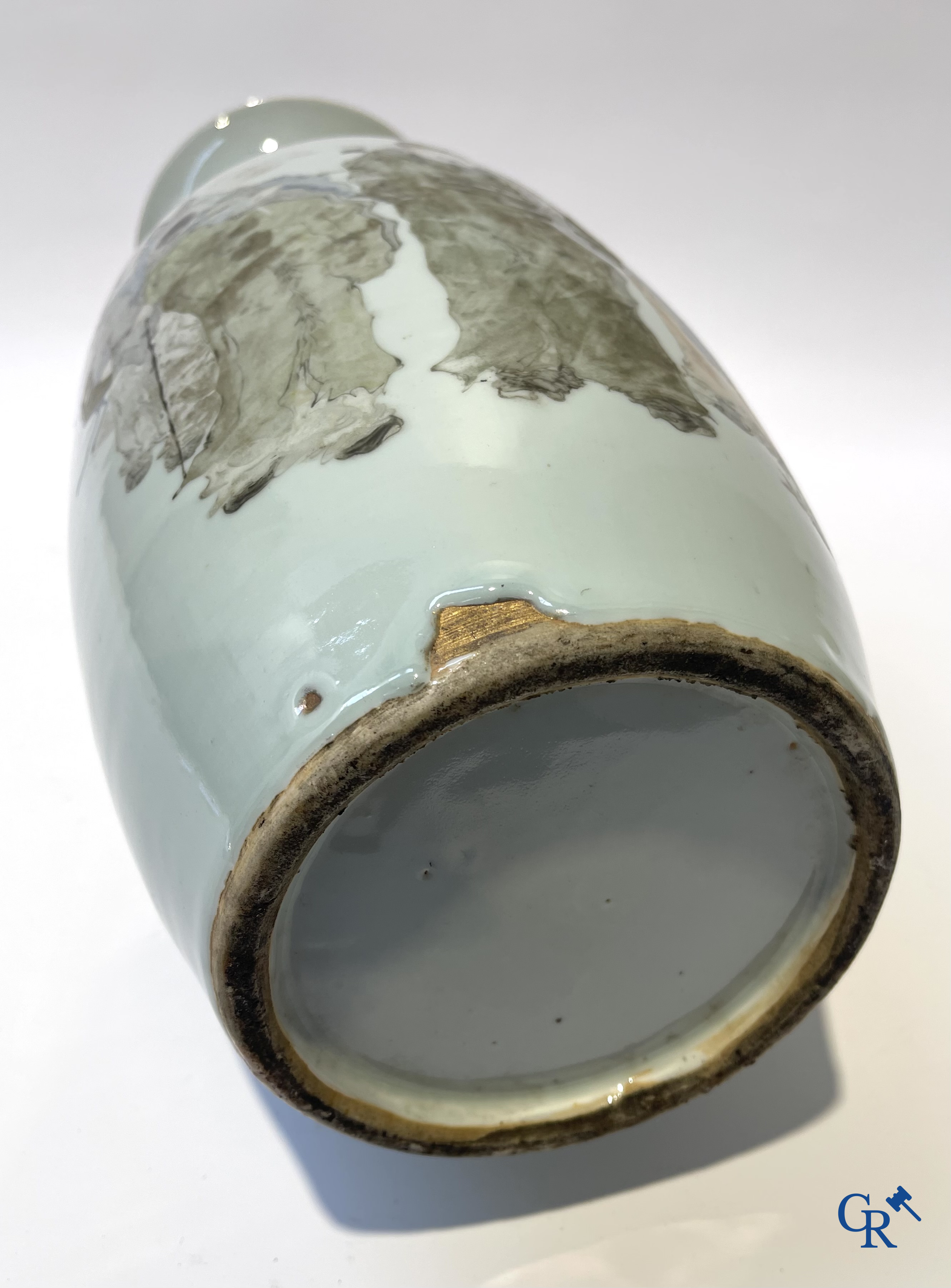 Aziatica. Chinese qianjiang cai vaas in porselein met onsterfelijken en kalligrafie. Gesigneerd. 19e-20ste eeuw.