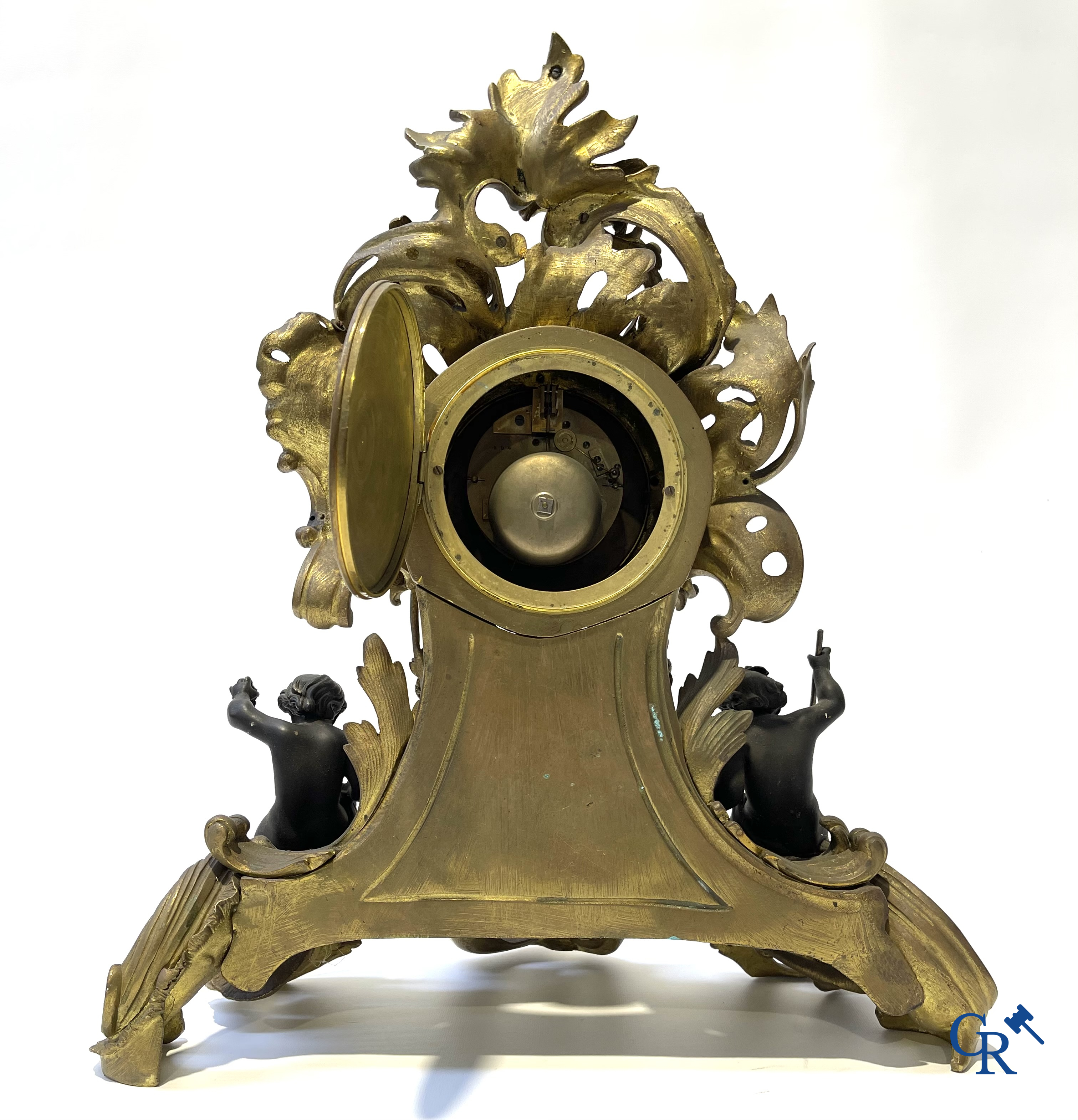 Raingo frères à Paris. Een imposante schouwgarnituur in vergulde en donker gepatineerde brons. LXV-stijl. 19e eeuw.