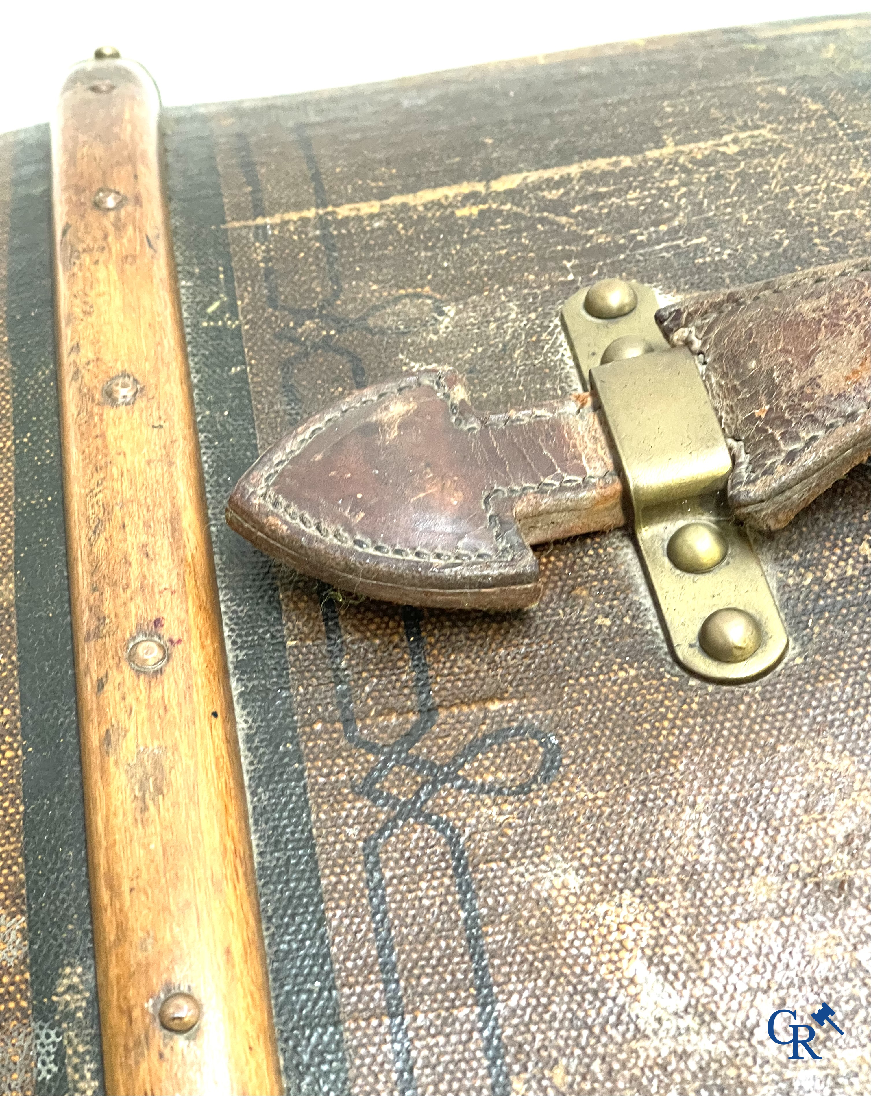 Antieke koffer. Buitengewone grote reiskoffer met dressing. Meerdere schuiven en opbergvakken. Circa 1900.