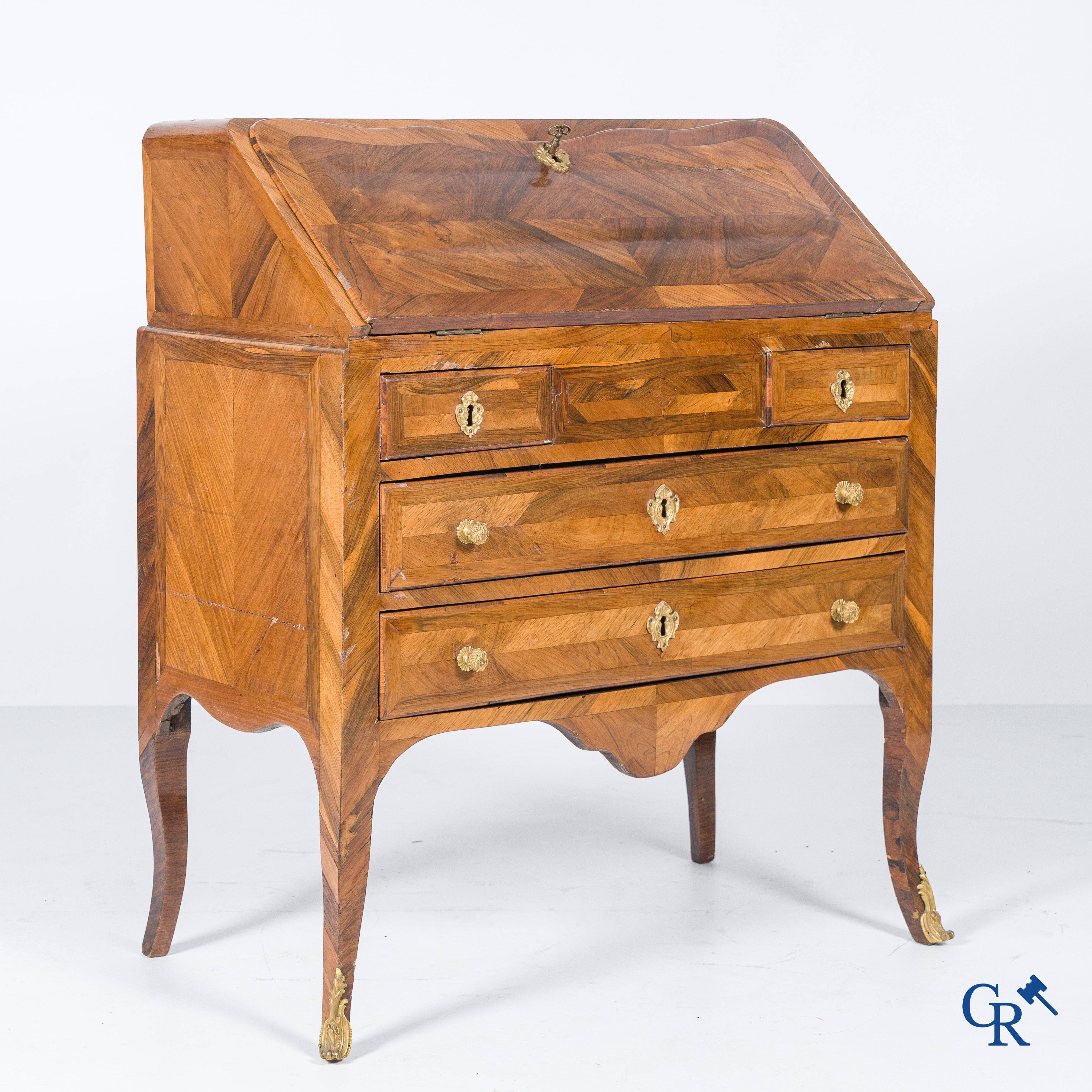 Lodewijk XV-periode. Een zogenaamde "Bureau de pente" in rozenhout fineer en marquetterie. 18e eeuw.