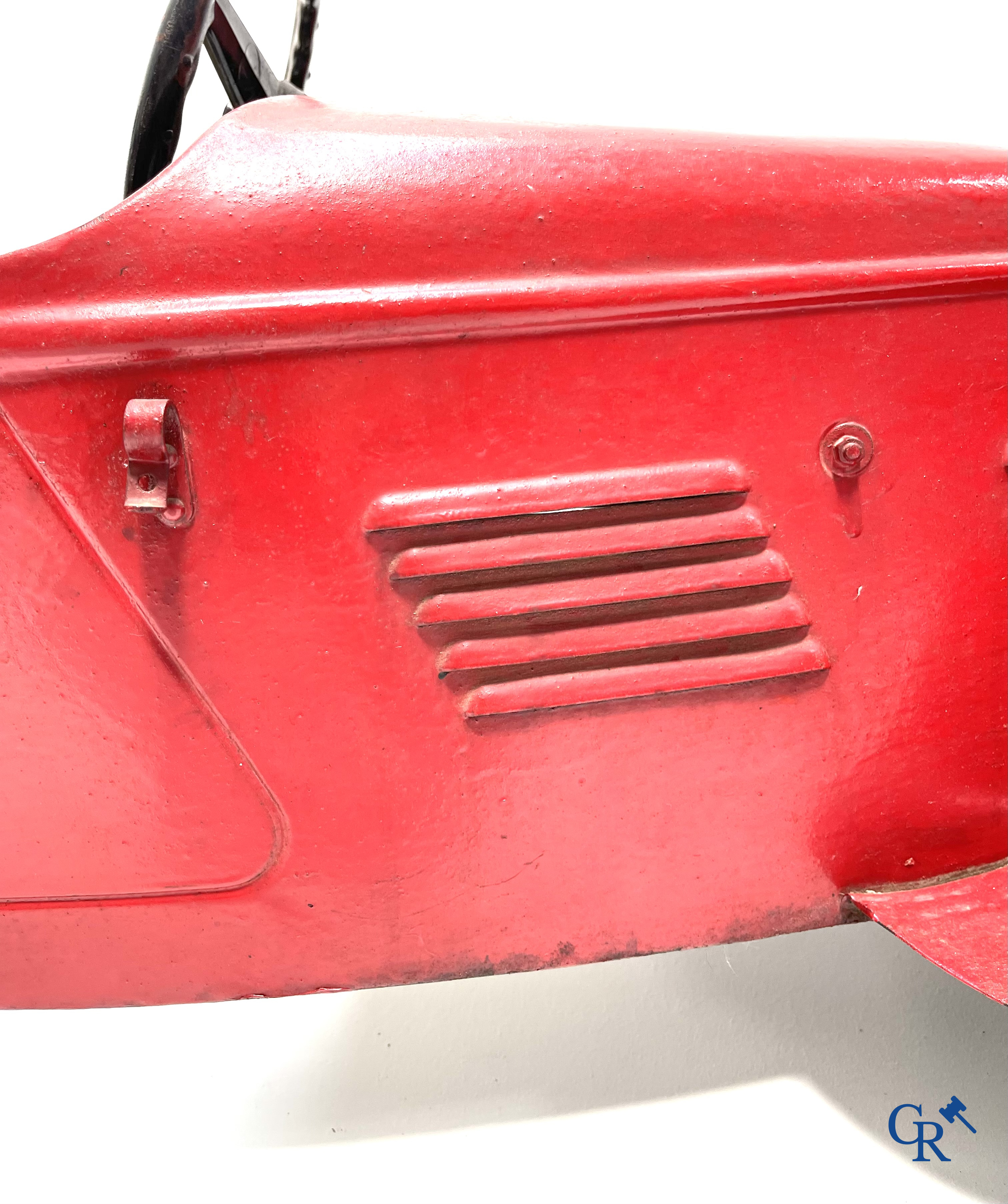 Eureka, model Delage. Luxe uitvoering met spaakwielen, verlichtingssysteem en opendraaiend kofferdeksel. Circa 1930.