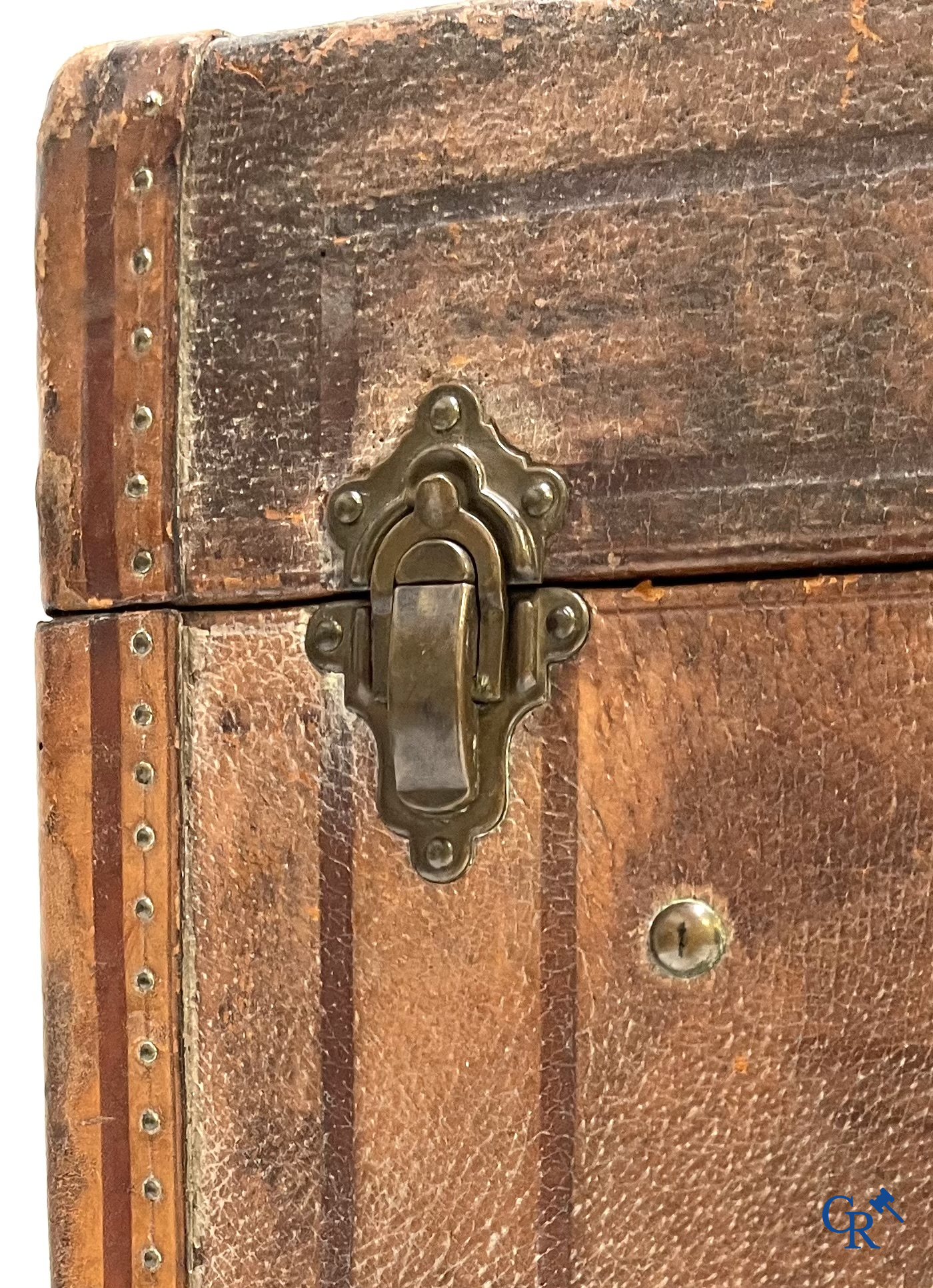 2 Antieke decoratieve koffers, hout met leder. Circa 1900.