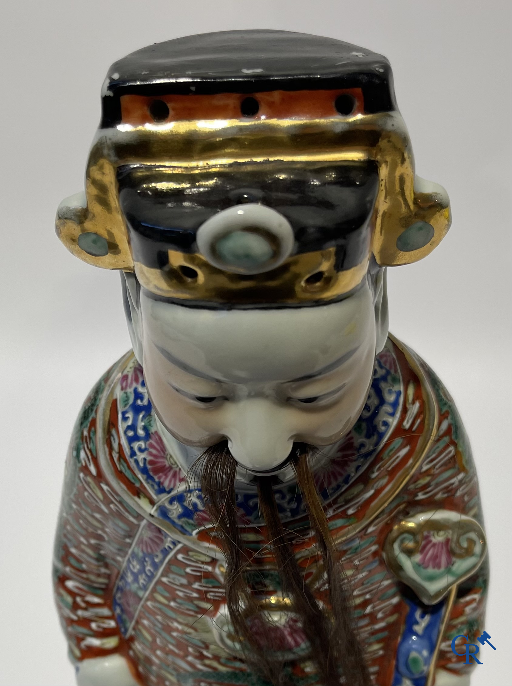 Aziatica. Een Chinese wijsheer in famille rose porselein op een houten sokkel. Gemerkt. 19de eeuw.