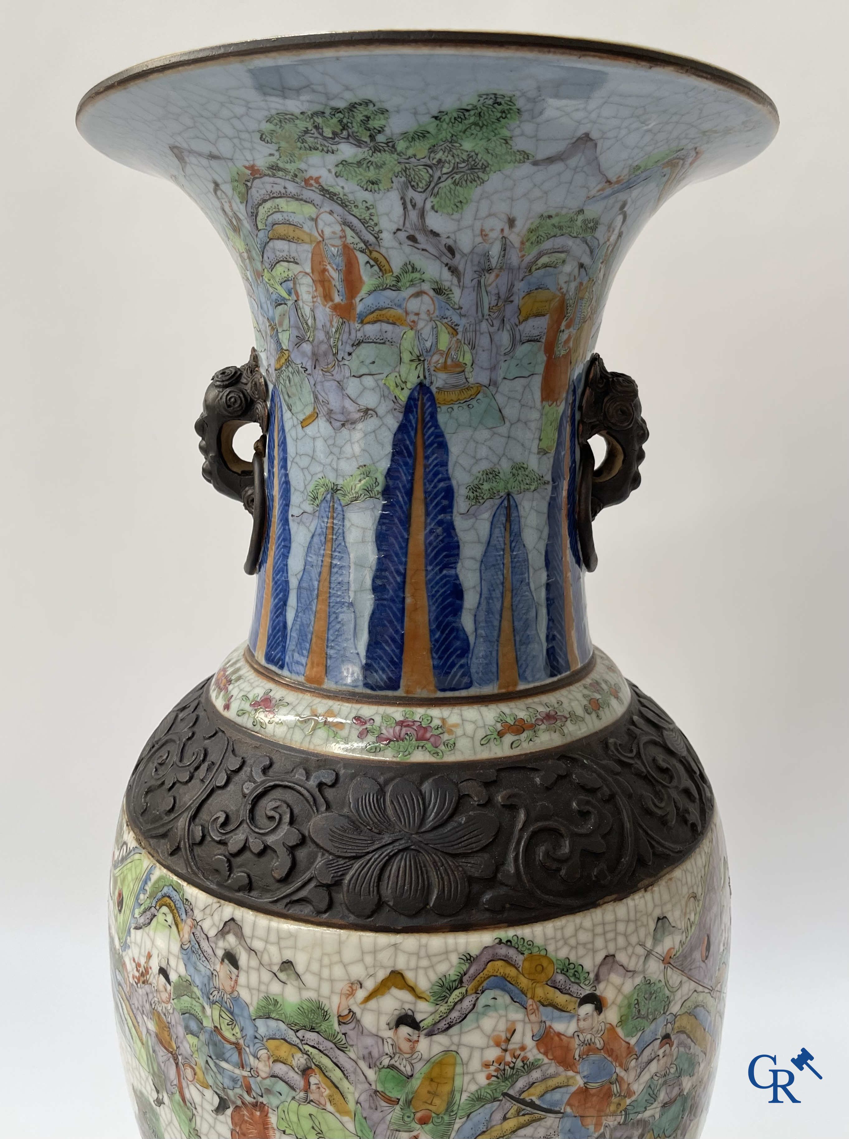 Aziatica, Chinese Nanking vaas met een voorstelling van krijgers. Gemerkt. 19e eeuw.