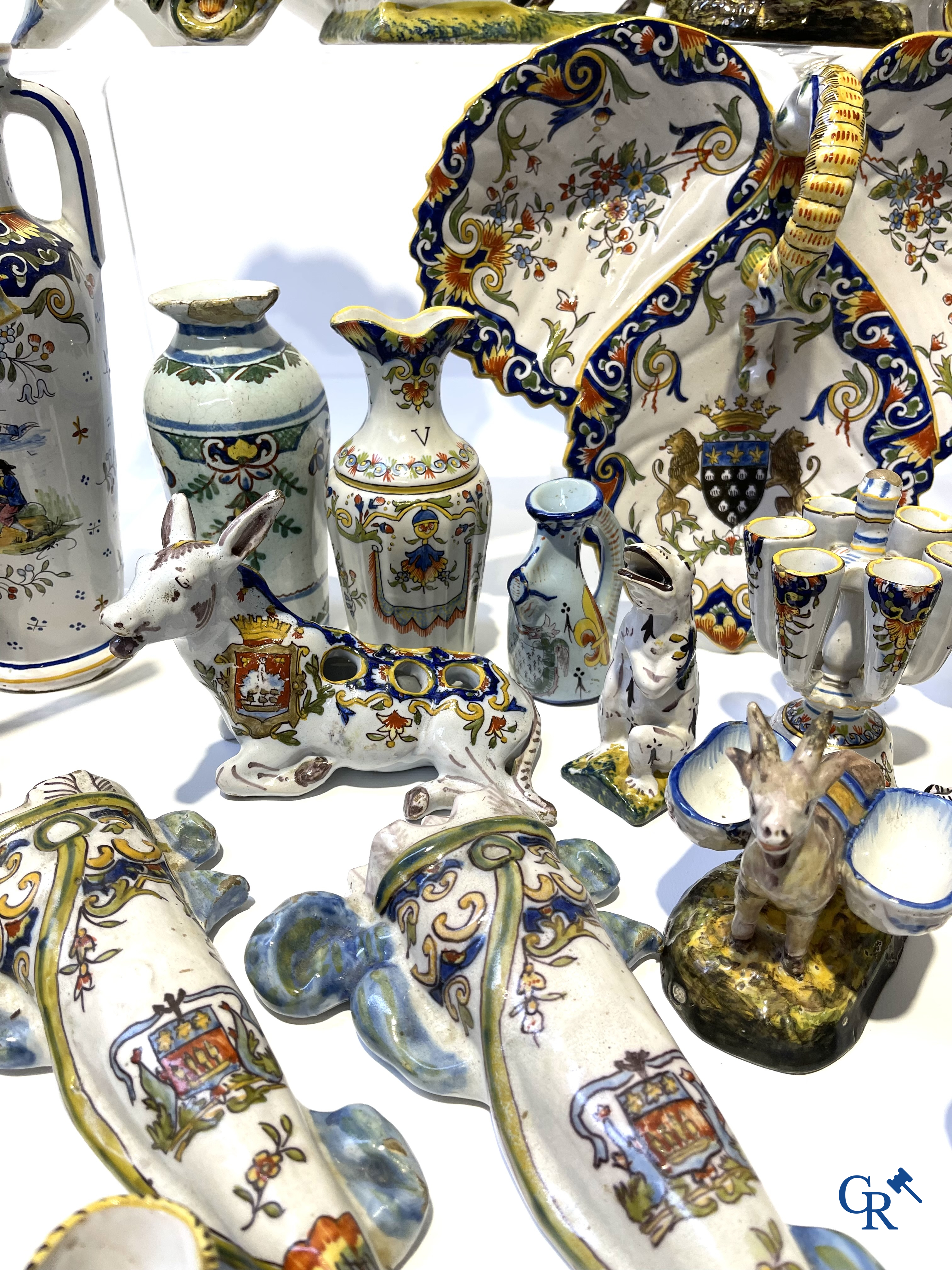 Faience van Rouen, Devres. Interessant en groot lot met diverse polychrome vormstukken. 19e eeuw.