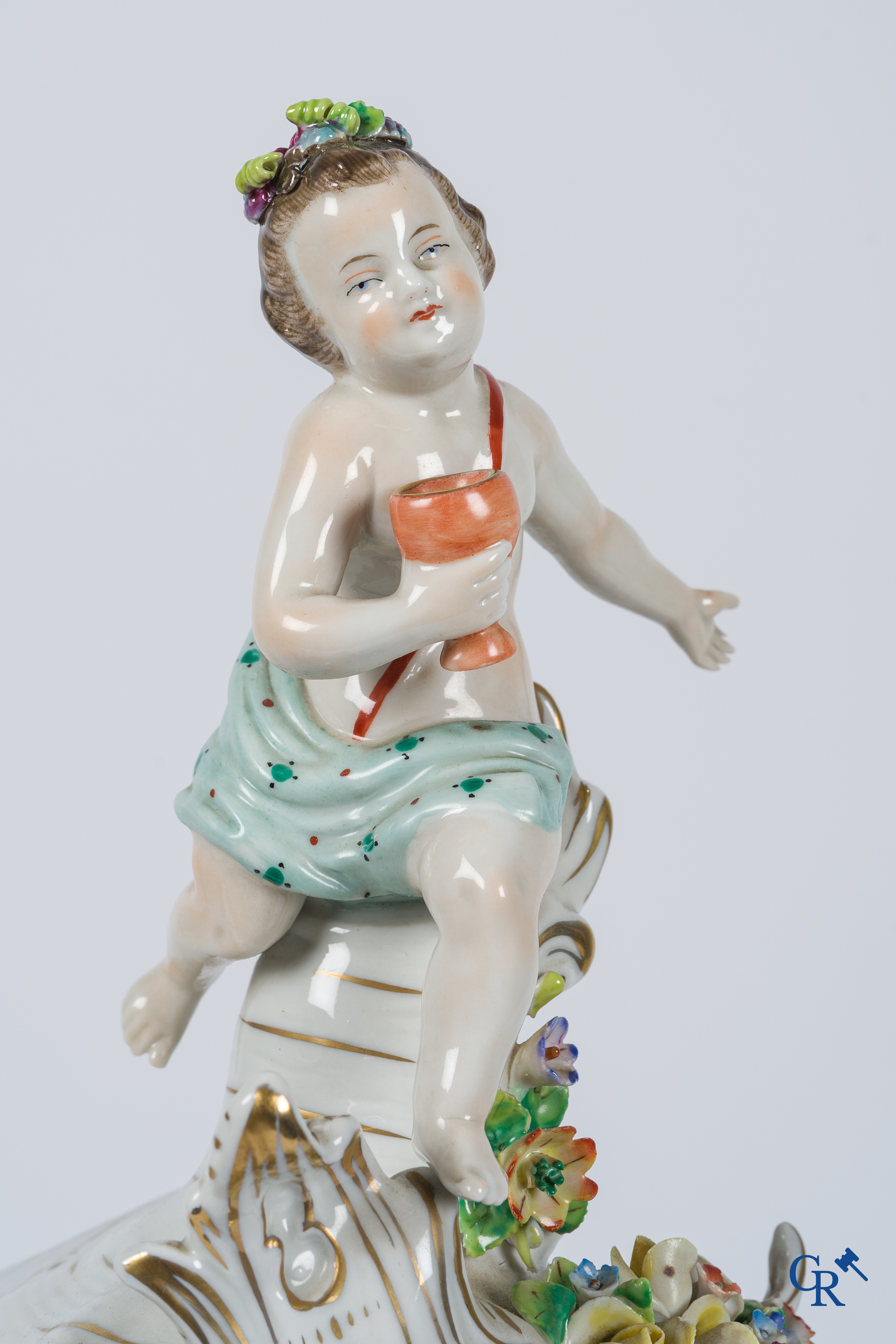 Sitzendorf. Grote pendule in Duits porselein met voorstelling van de 4 jaargetijden.