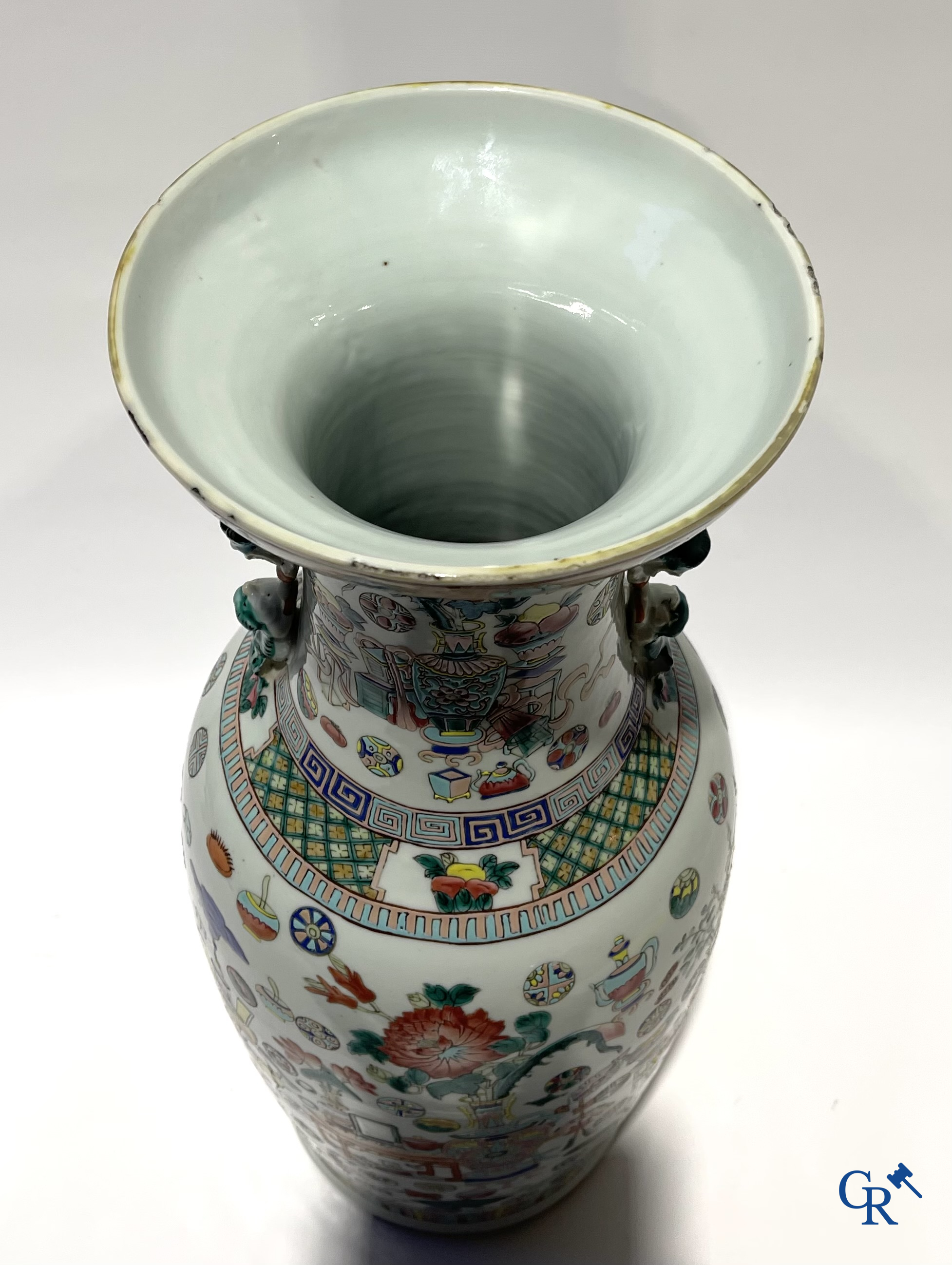 Aziatica. Chinees porselein. Een grote Chinese vaas met honderd antiquiteiten decor. 19de eeuw.