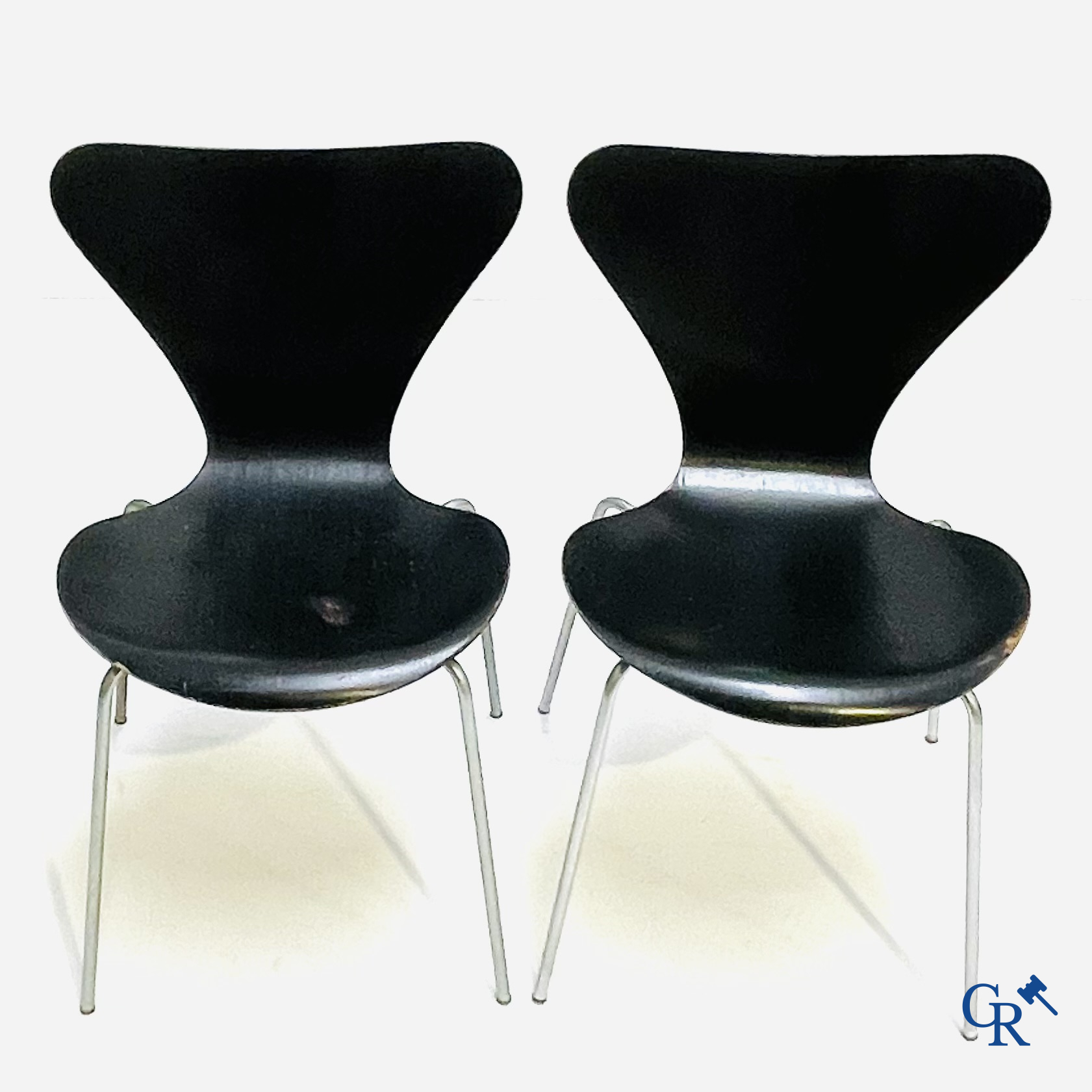 Arne Jacobsen (1902-1971) Een reeks van 4 stoelen in hout en metaal. Editie Fritz Hansen.