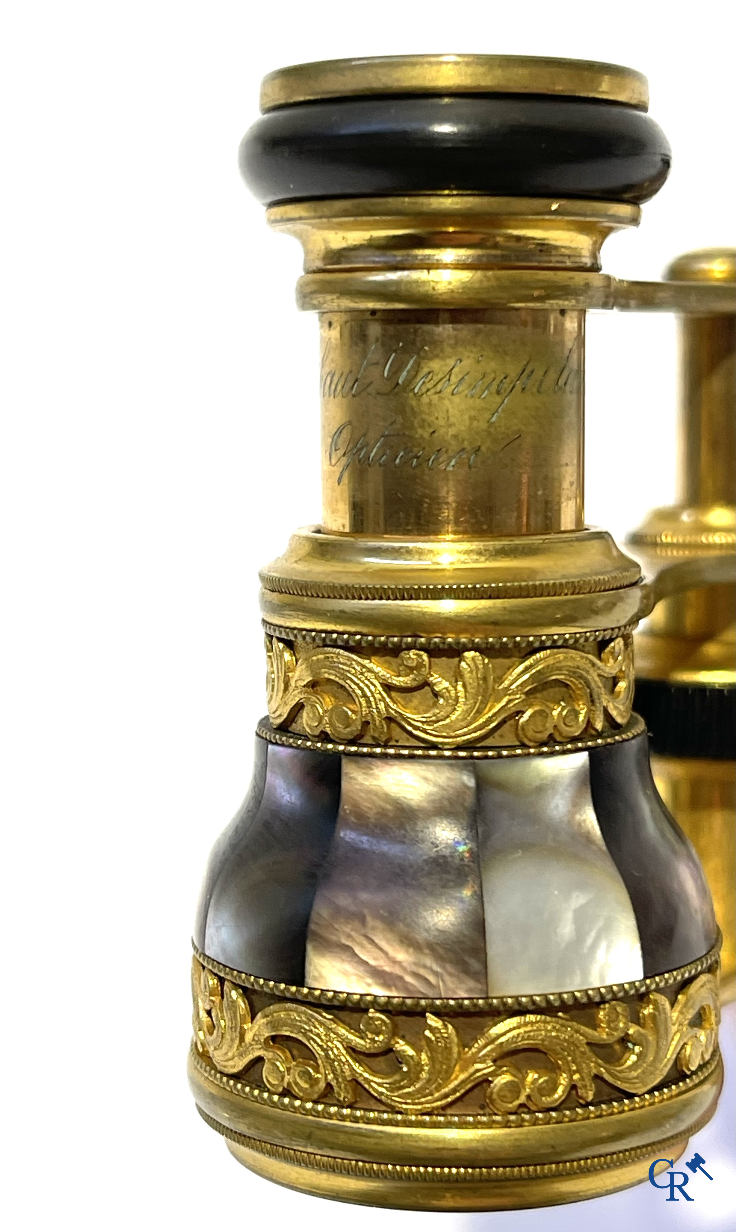 Theaterverrekijker of opera bril in fijn geciseleerd en verguld brons bewerkt met parelmoer. Desimpelaere Brussel.