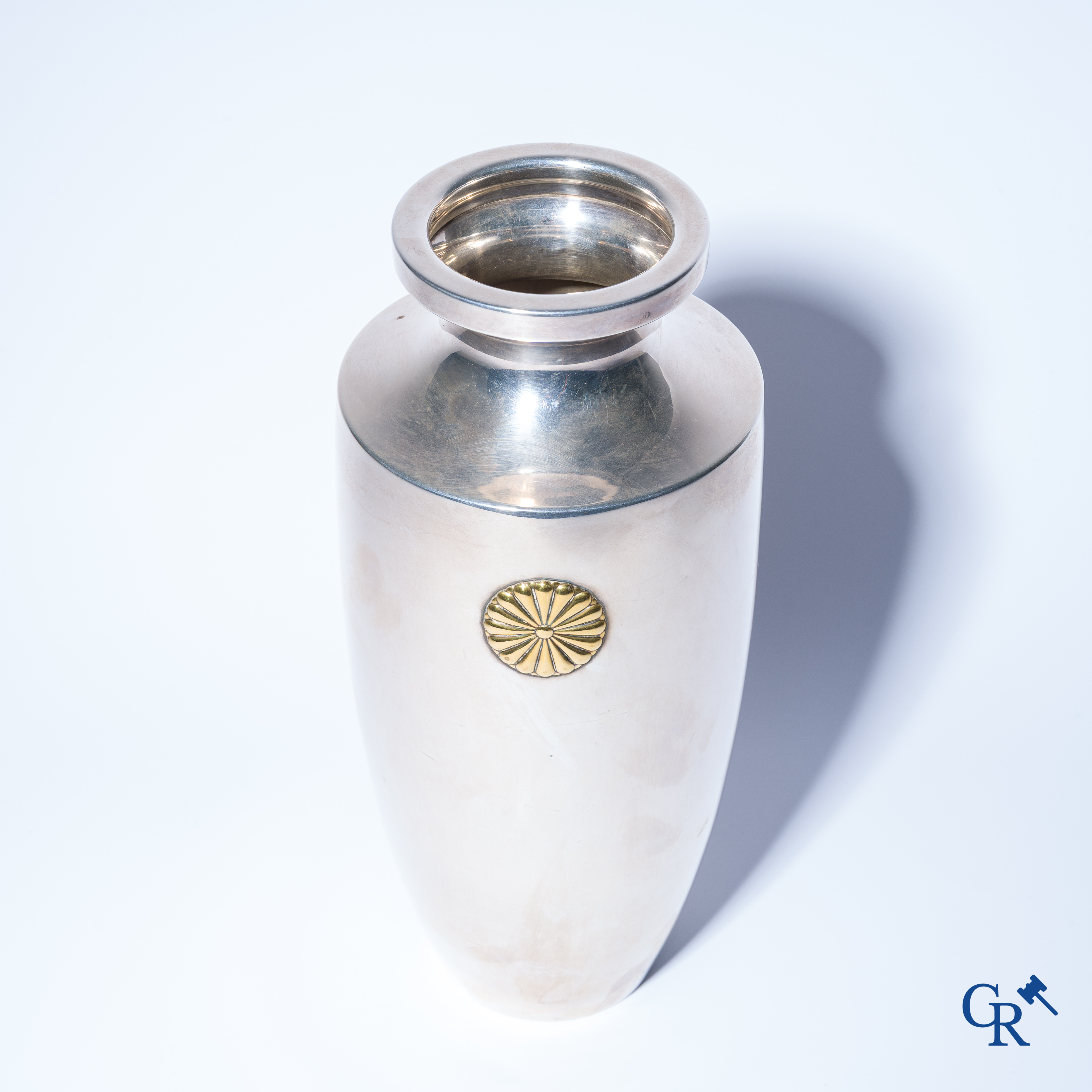 Aziatica. Japanse keizerlijke vaas in zilver gedecoreerd met een gouden floraal medaillon, Kiku Mon. 20ste eeuw.