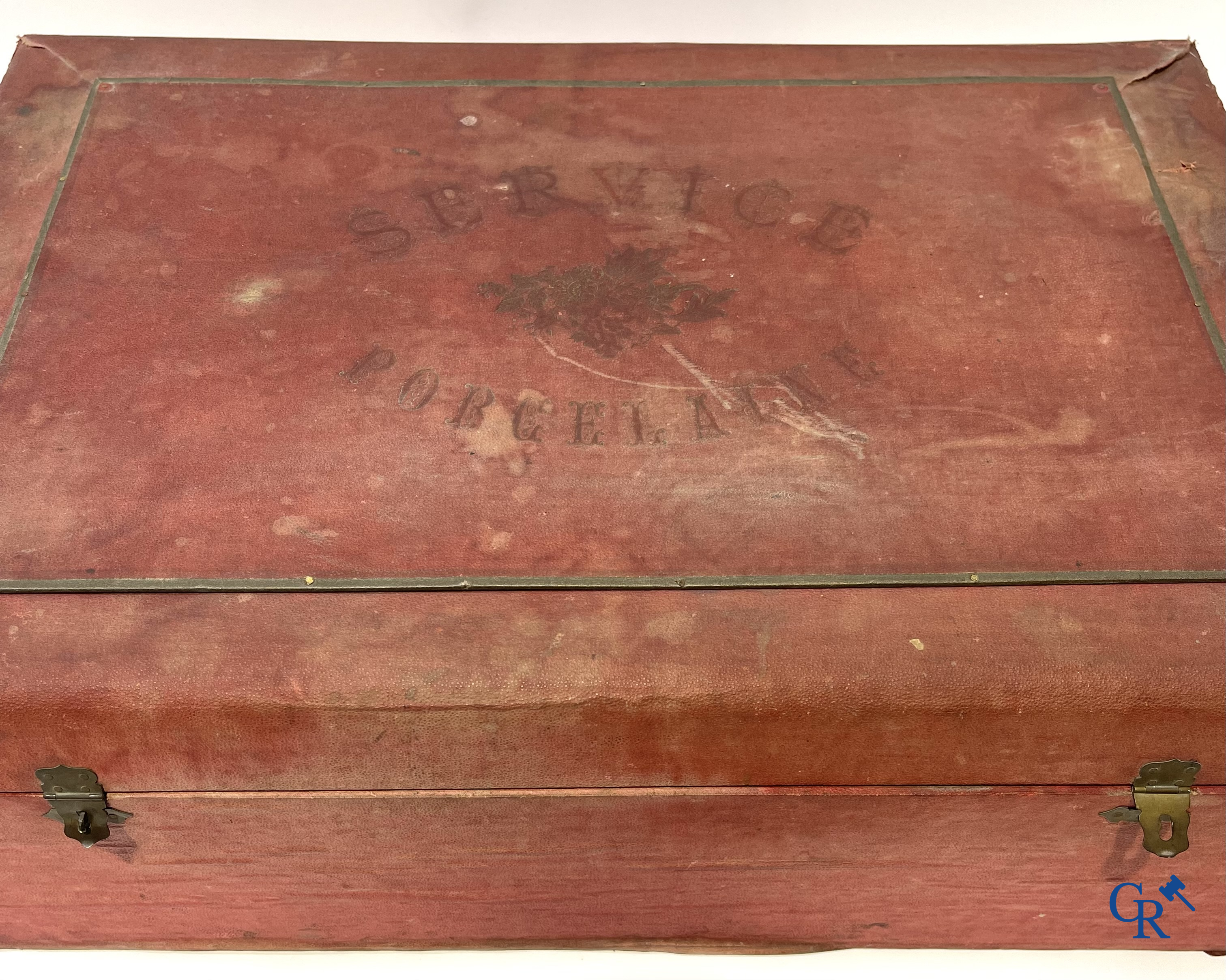 Oud speelgoed, Uitzonderlijk porseleinen poppenservies in originele koffer. Maison Bail, 210, Rue de Rivoli Paris.