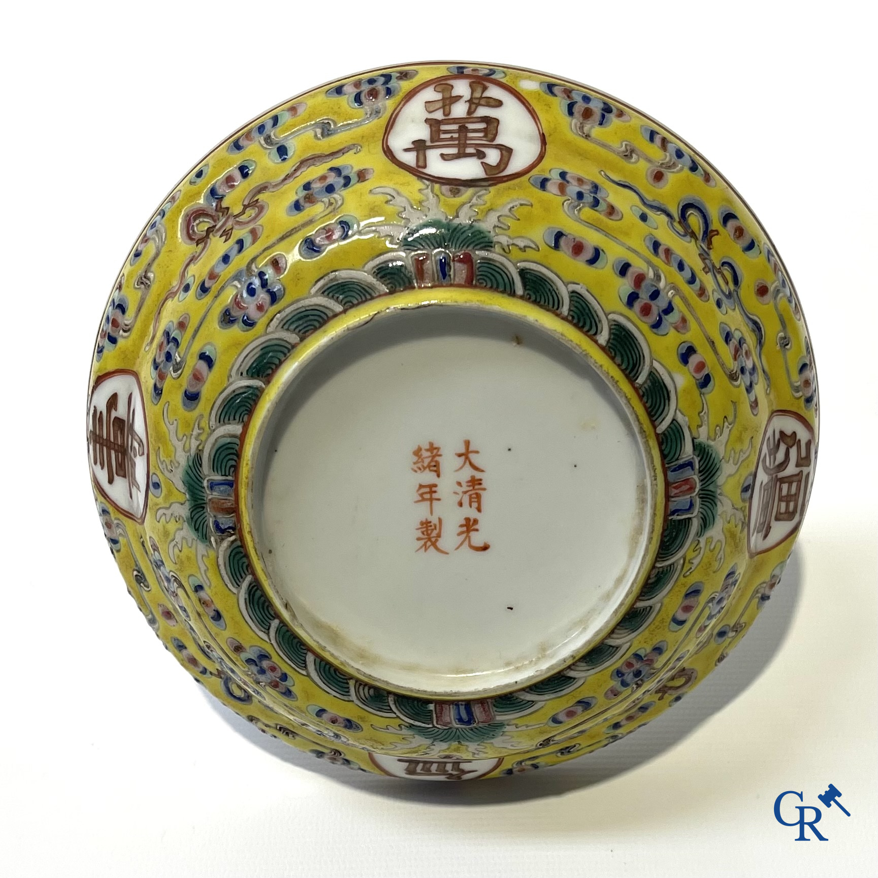 Aziatica. China. Een kavel met Canton porselein, een theepot en famille rose porselein met gele ondergrond.