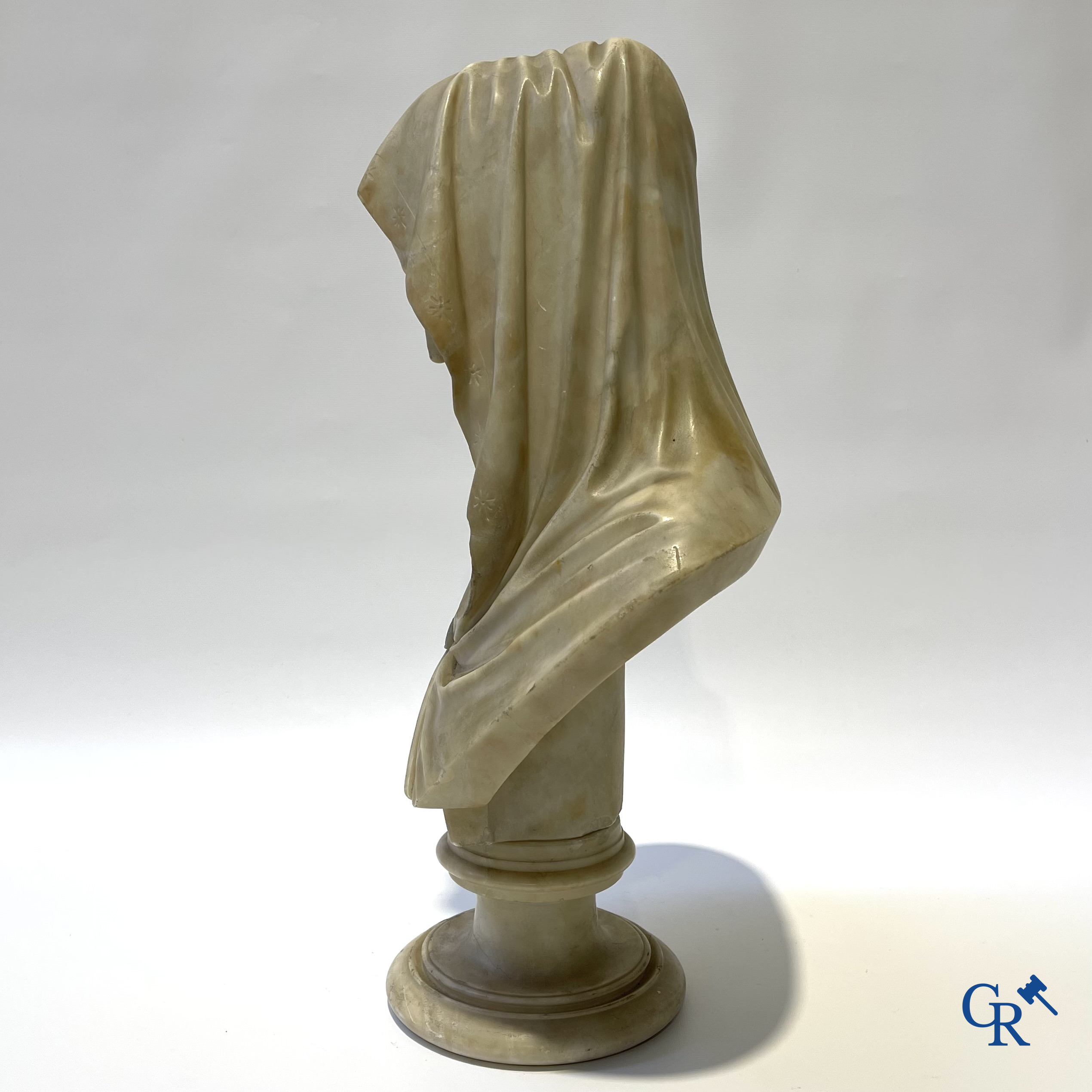 Grote buste van een Madonna in albast. 19de eeuw.