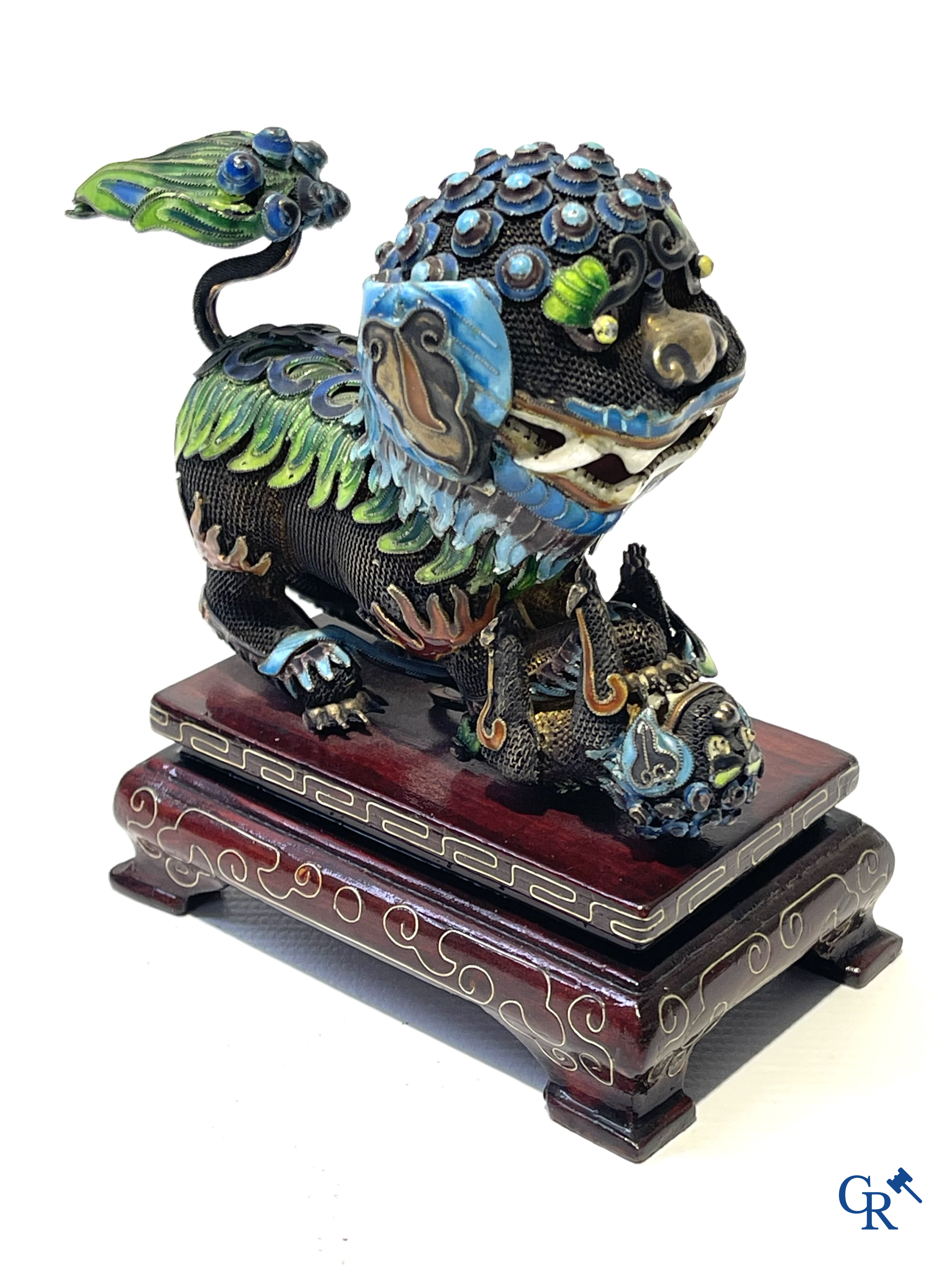 Aziatica. Een zilver, jade en filigraan dekselpot, 2 geëmailleerde filigraan Fo-honden en een bronzen boeddha.