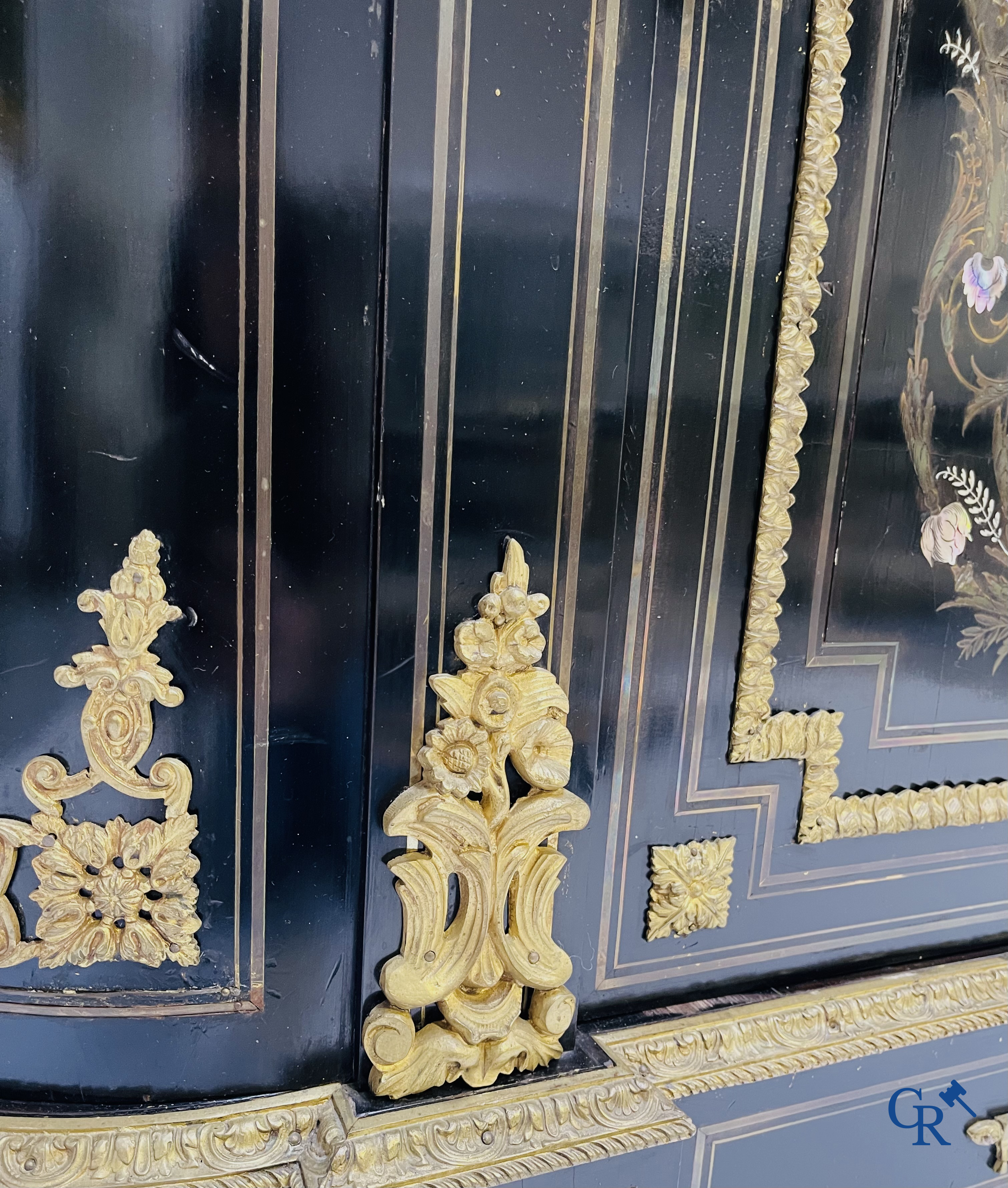 Napoleon III meubel in zwartgelakt hout en bronsbeslag. Marquetterie in de stijl van Boulle en parelmoer inlegwerk.
