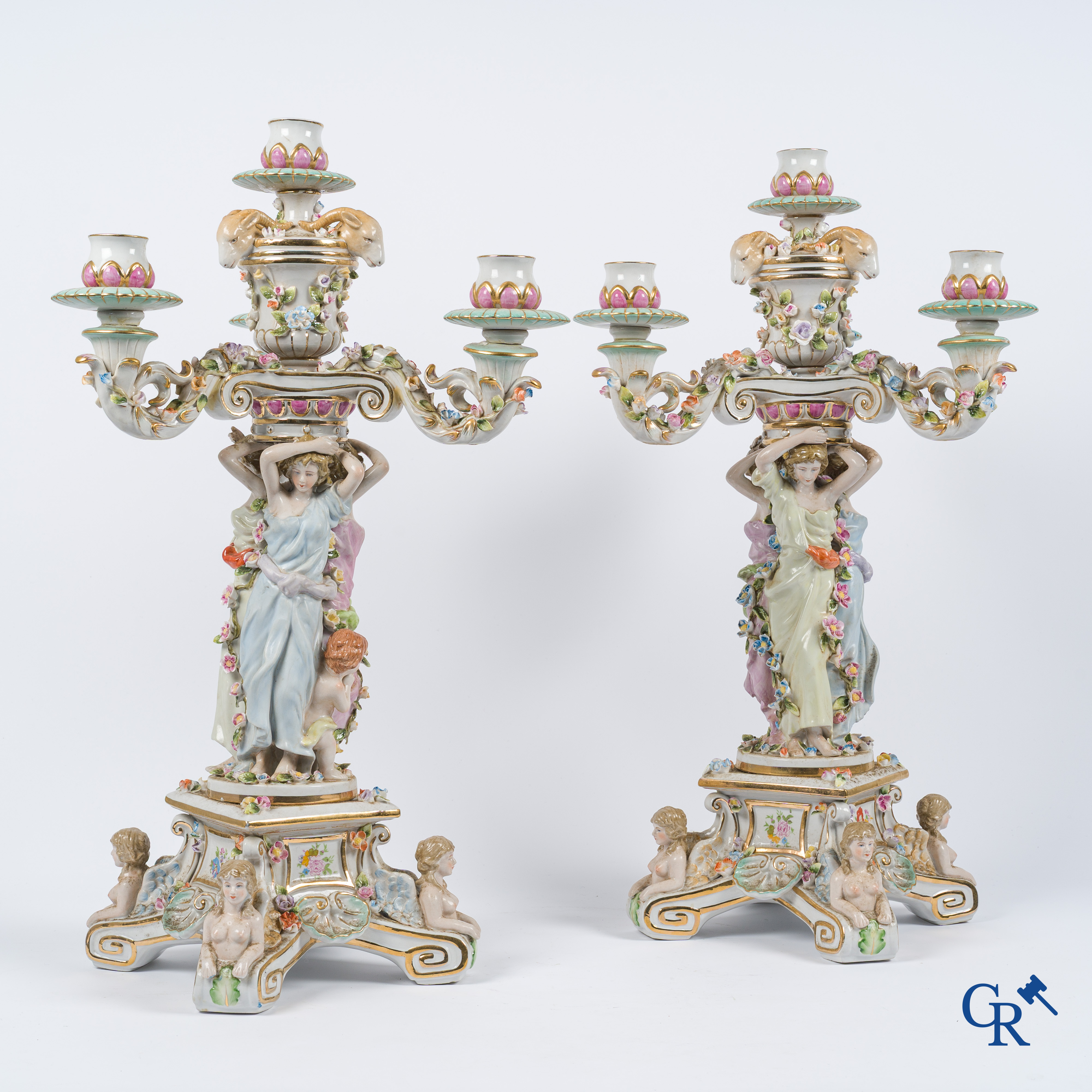 Duits porselein in de stijl van Meissen. Paar grote 3-armige kandelaars met kariatiden. 20ste eeuw.