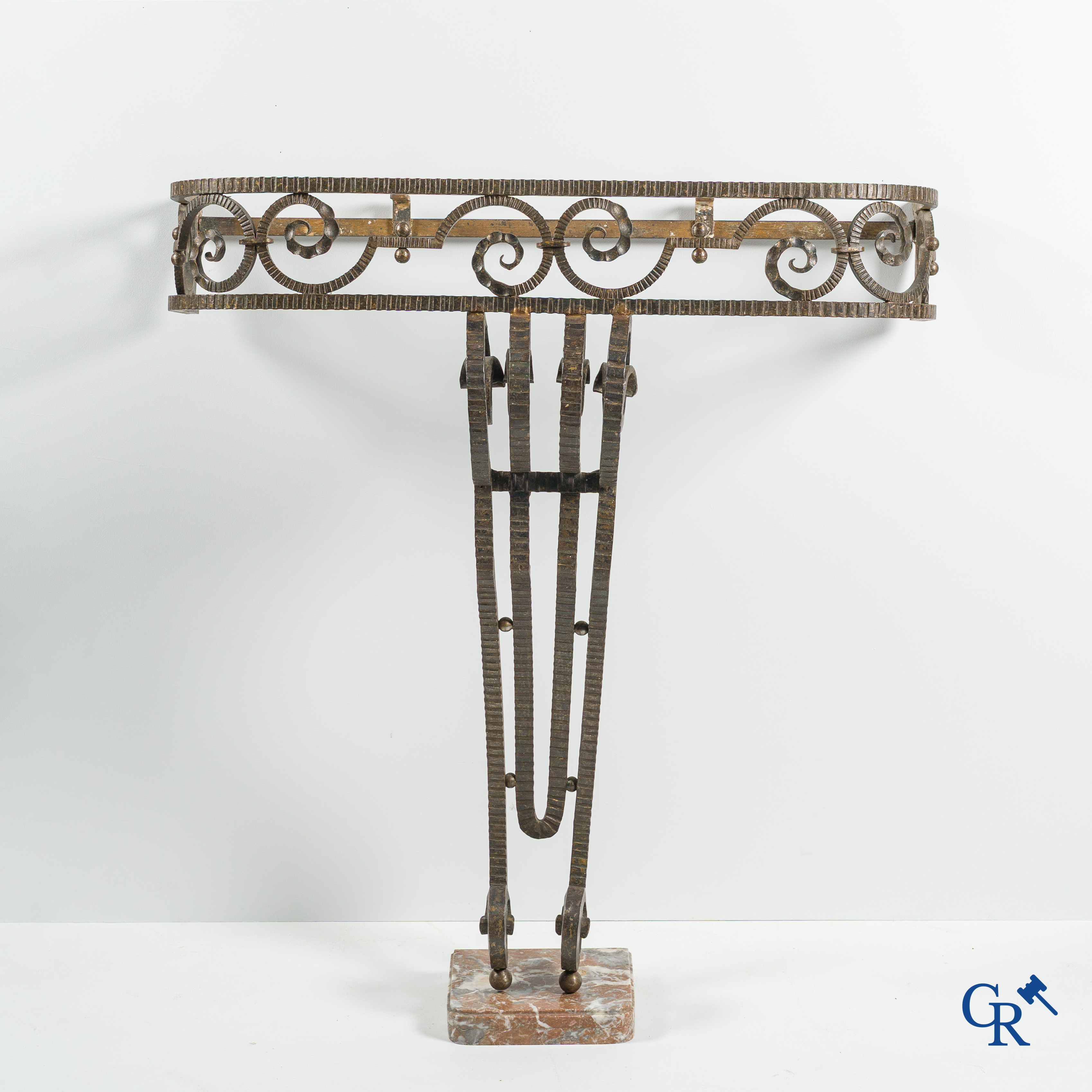 Art Deco. Muurconsole in bewerkt smeedijzer en marmer. Gesigneerd R. Haems. Circa 1930.