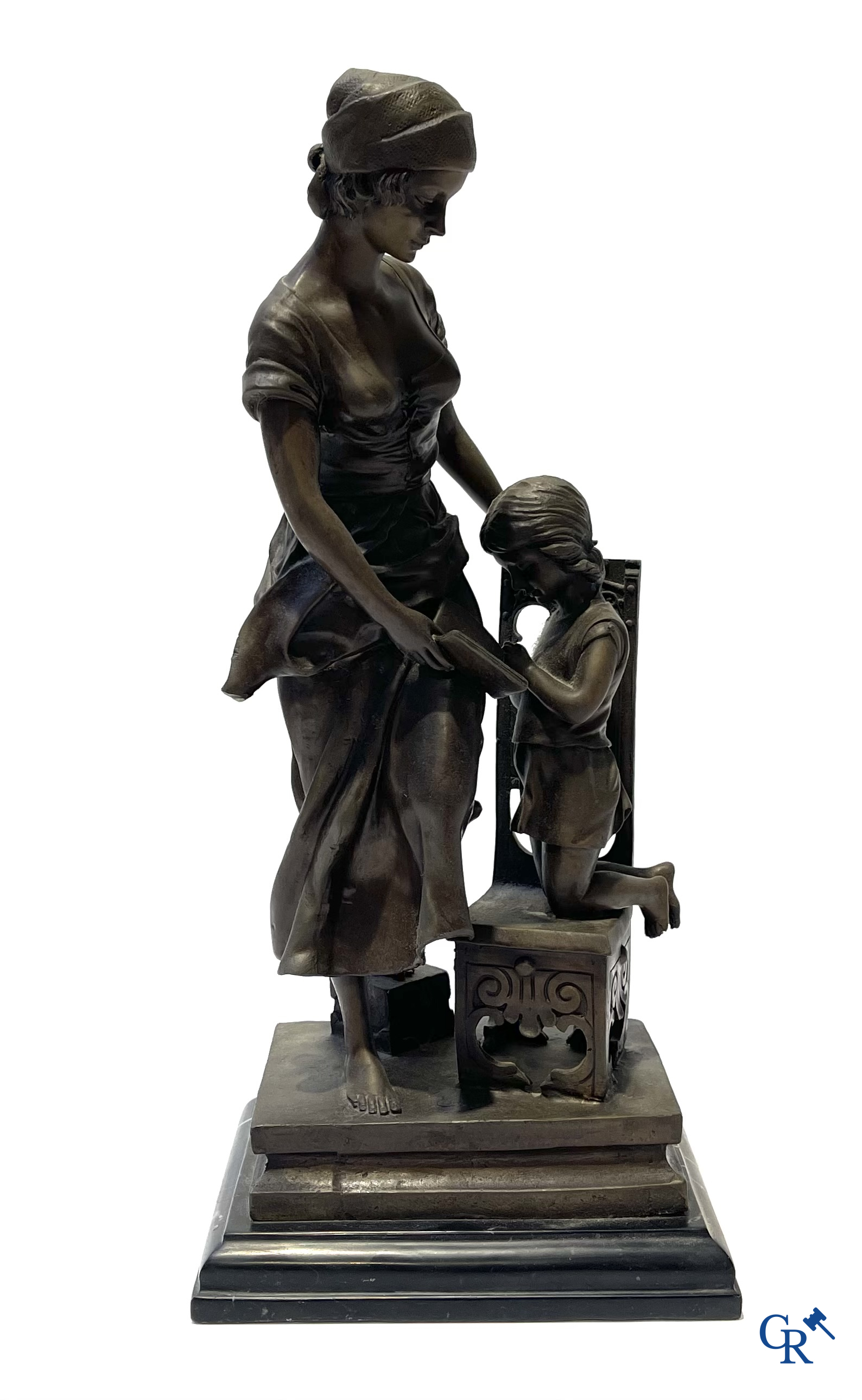 2 bronzen beelden op zwarte marmer sokkel. Rebecca en Moeder met kind. Gesigneerd. Postuum werk.