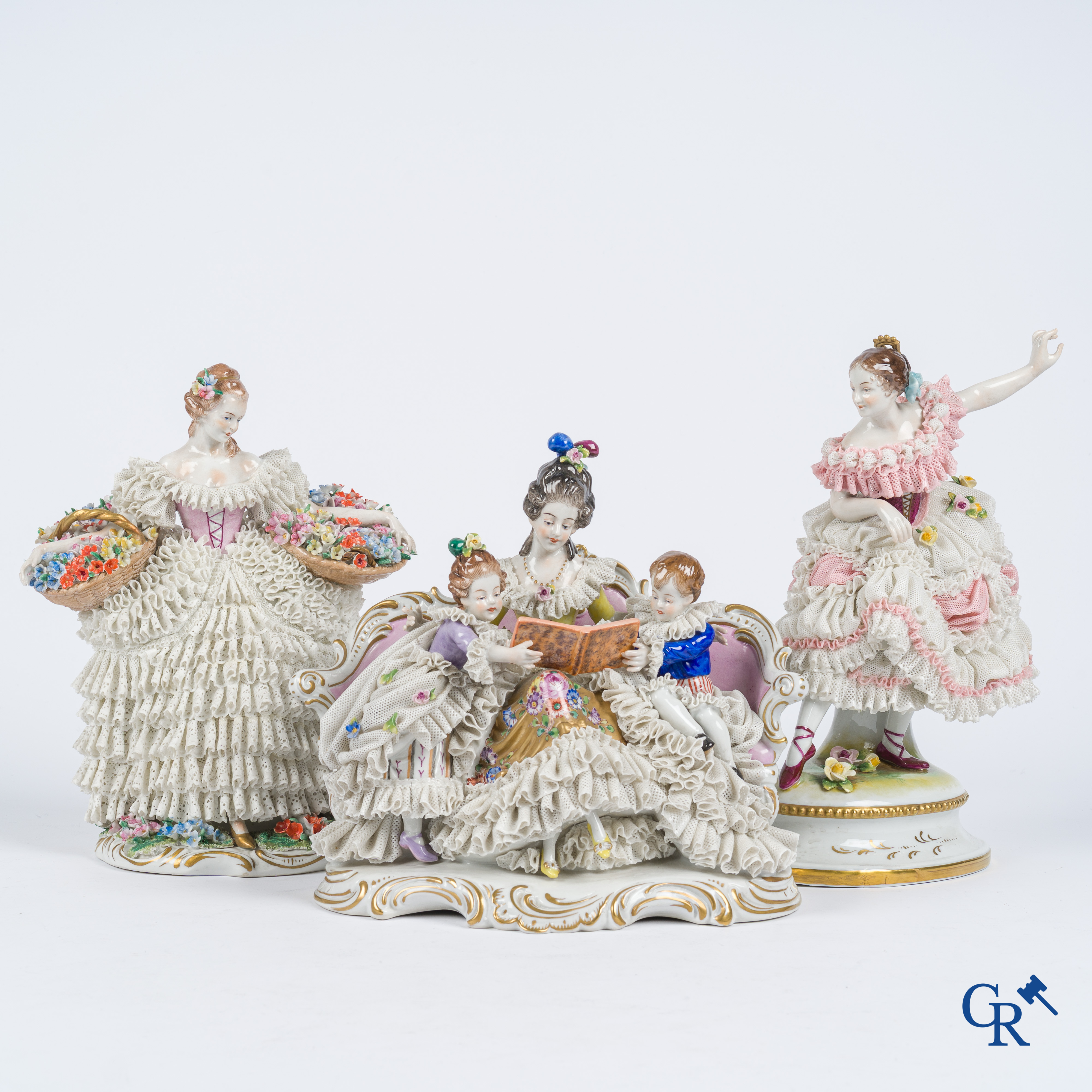 Duits porselein. 3 groepen in lace porcelain. Gemerkt Volkstedt Rudolstadt en Sitzendorf.