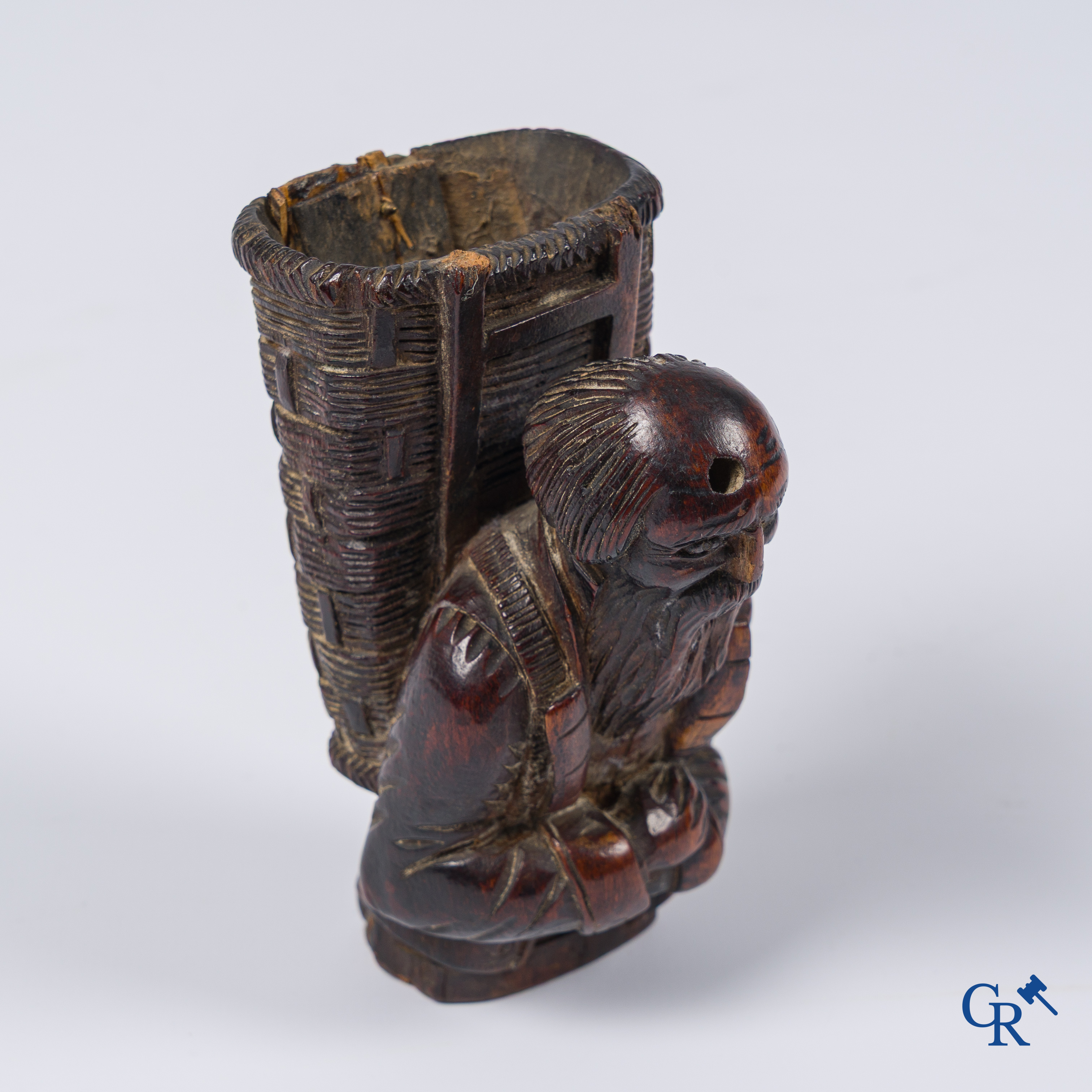 Buttenman drinkbeker. Gildebeker van de druivenplukkers. Gesneden fruithout. Rijnstreek of Zwitserland, 17e eeuw.