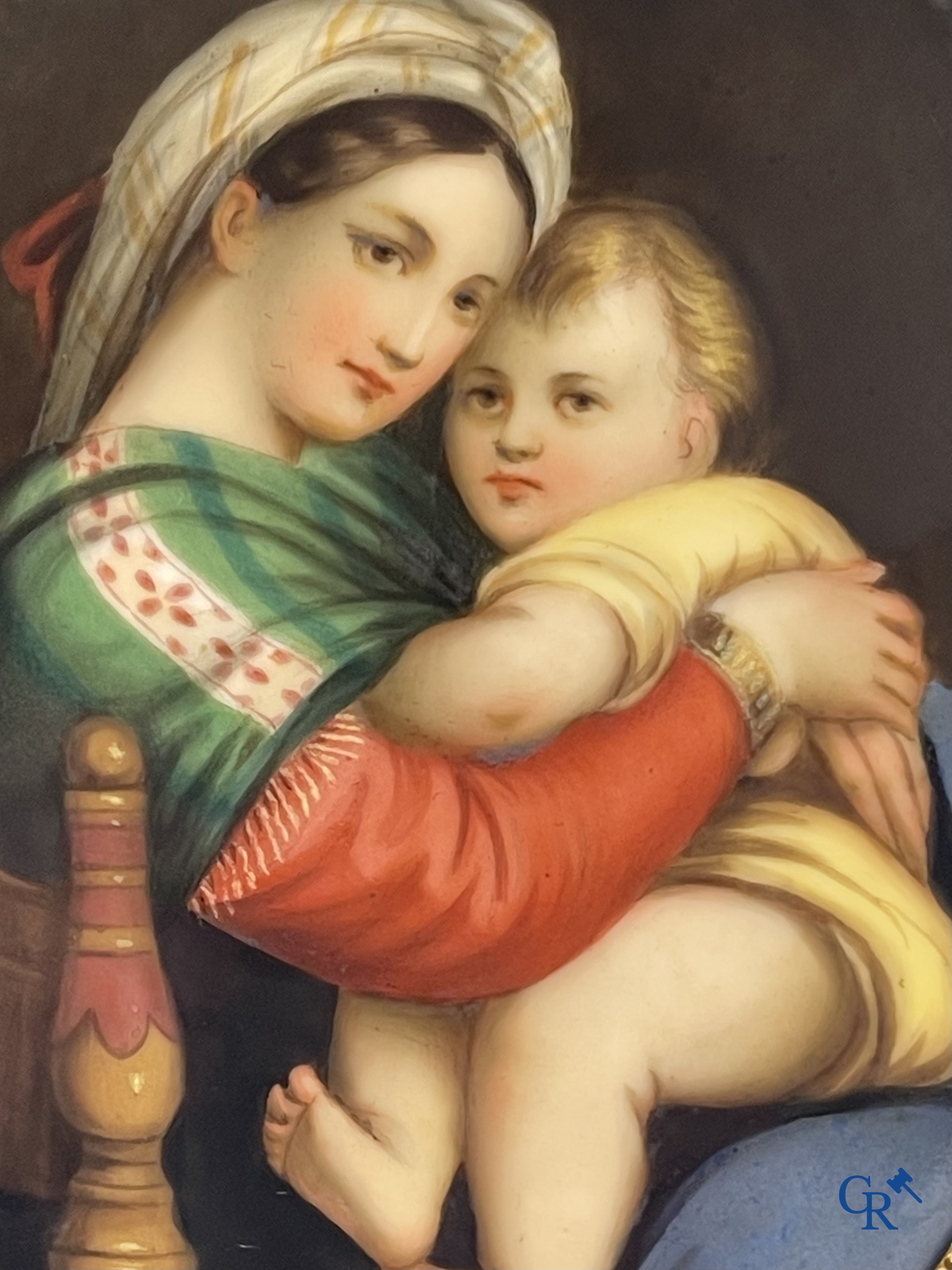 Religieuze objecten. Een grote kader in brons en champlevé emaille met ingewerkte plakket in porselein. 19e eeuw.