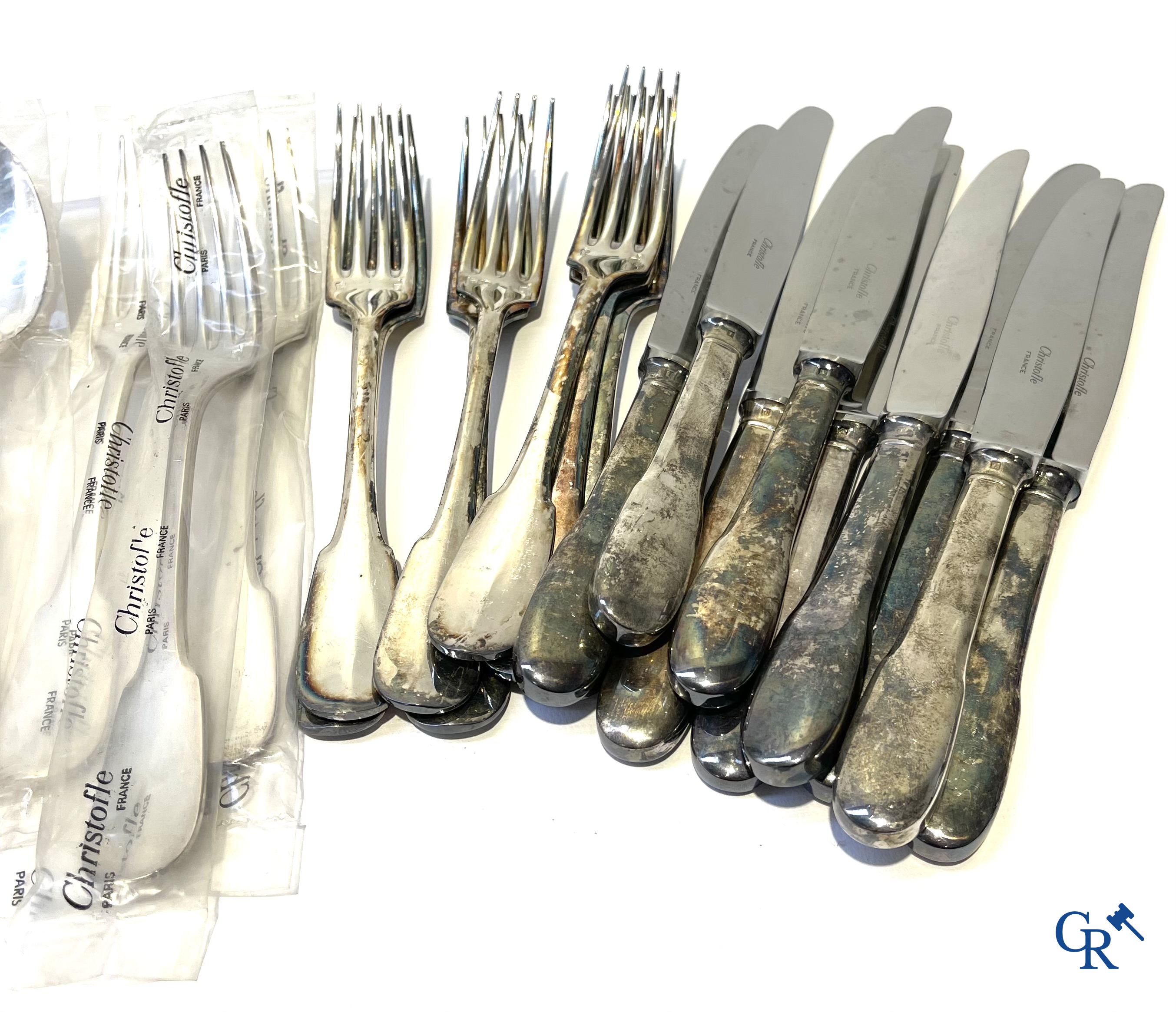 Christofle. Groot lot met verzilverd bestek. Model Cluny uniplat. 8 lepels, 10 vorken en 9 messen.
