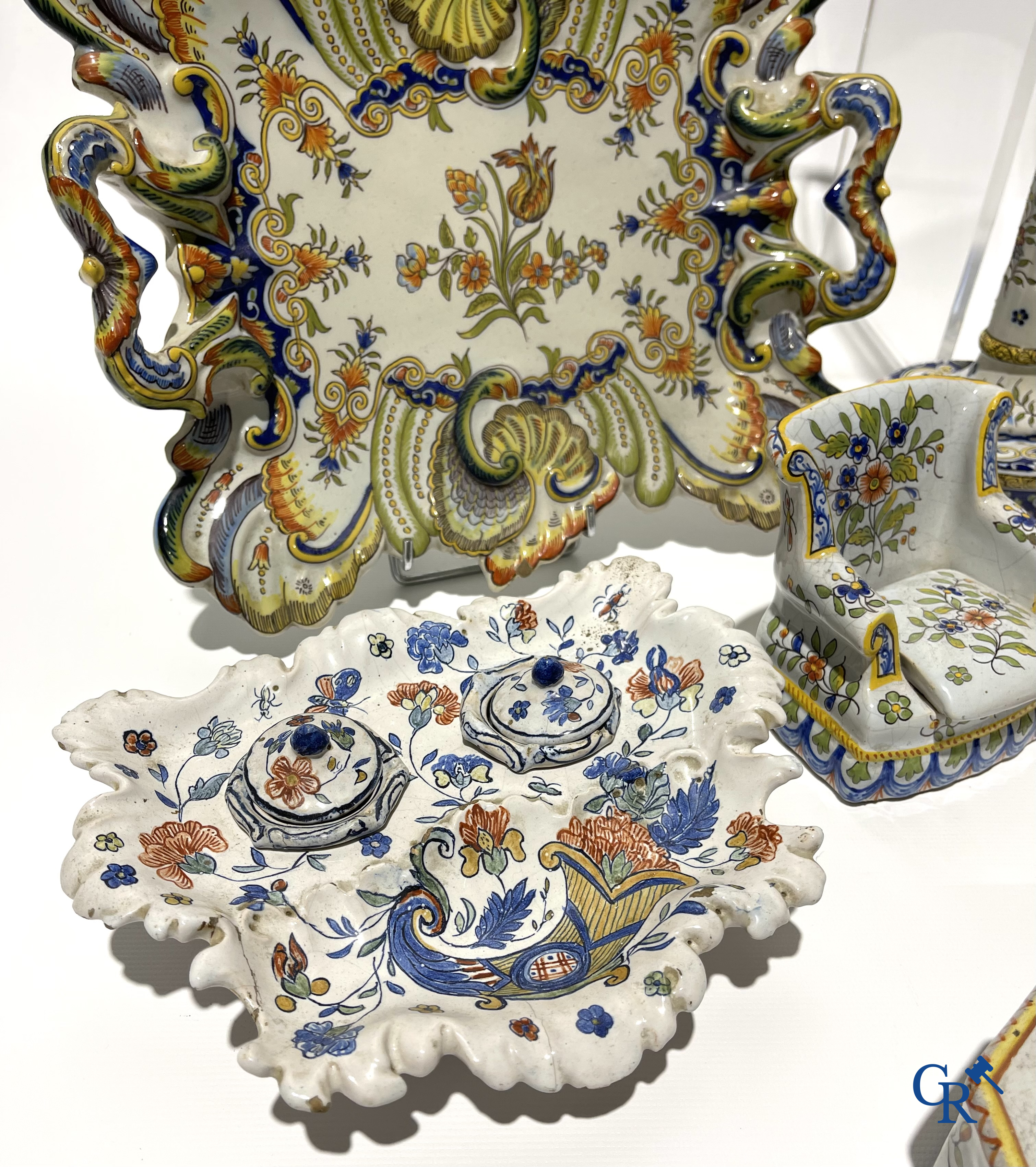 Faience of Rouen, Devres. Interesting and large lot with various polychrome pieces. 19th century.