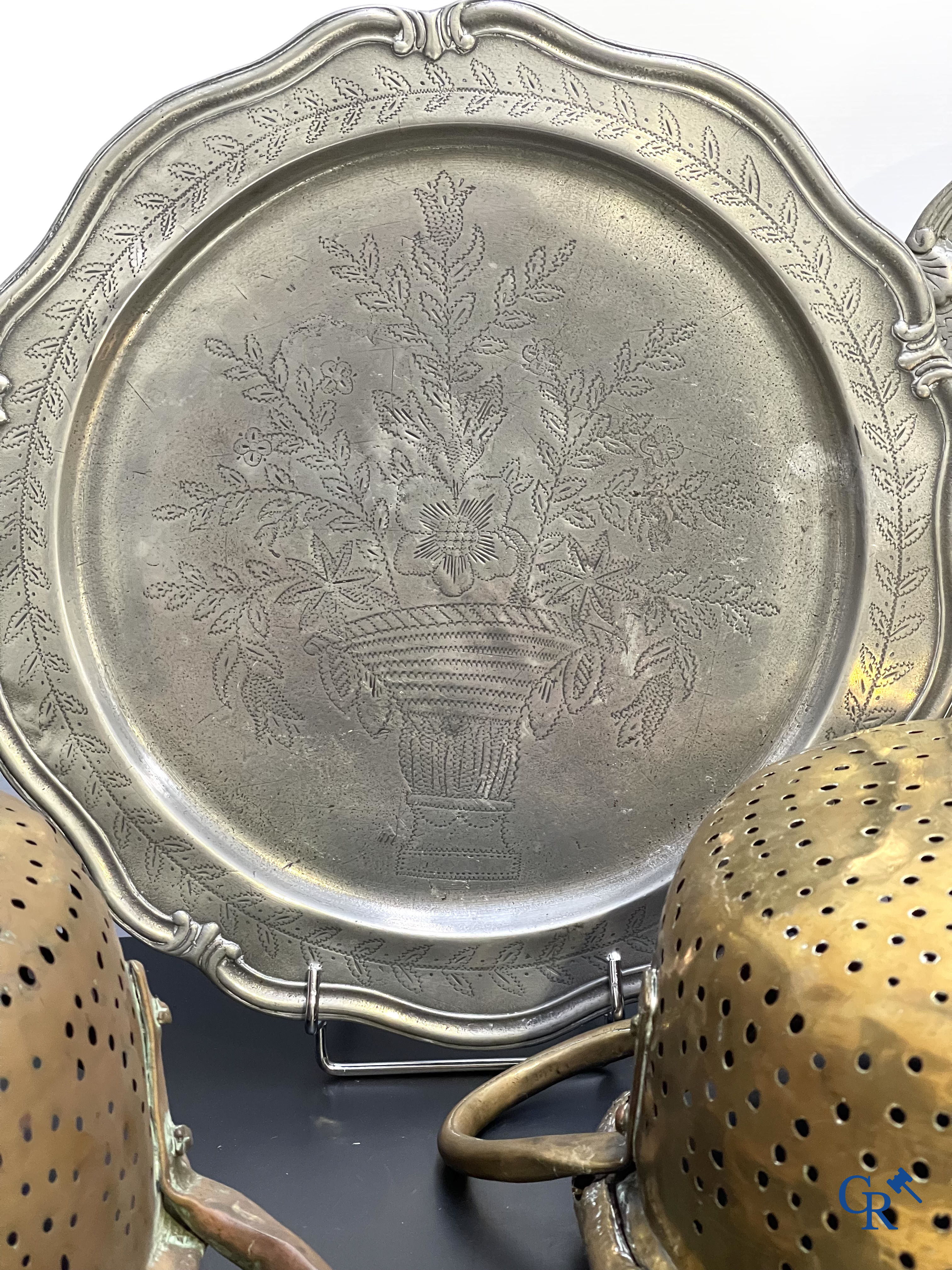 2 vergieten in bewerkt koper, 18e eeuw en een groot lot tinnen objecten.