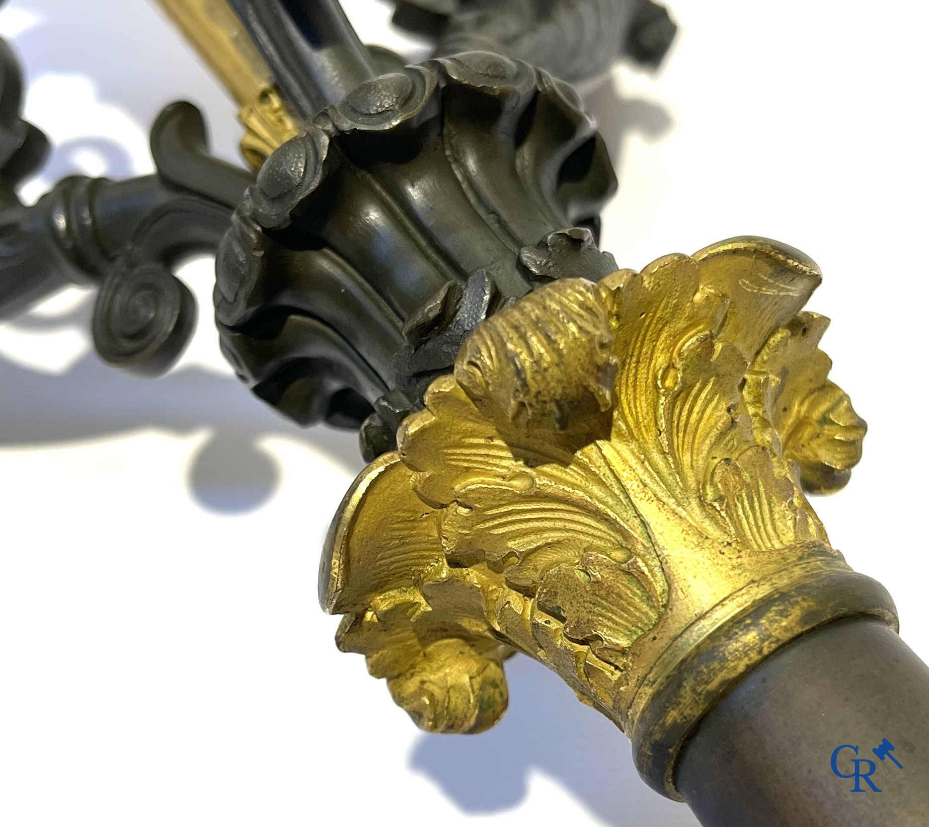 Paar grote Charles X kandelaars in gepatineerd en verguld brons. Frankrijk 19e eeuw.