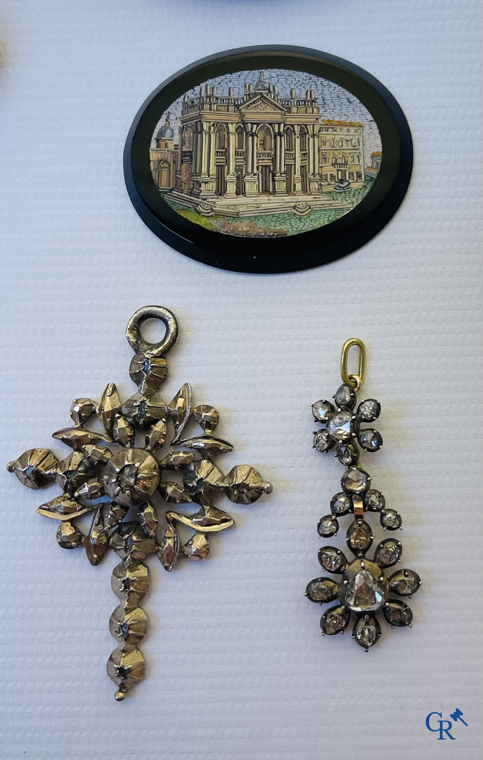 Lot with display case objects, jewellery with diamond, timepieces, silver tobacco boxes, micro mosaic, etc. 18th-19th-20th century.