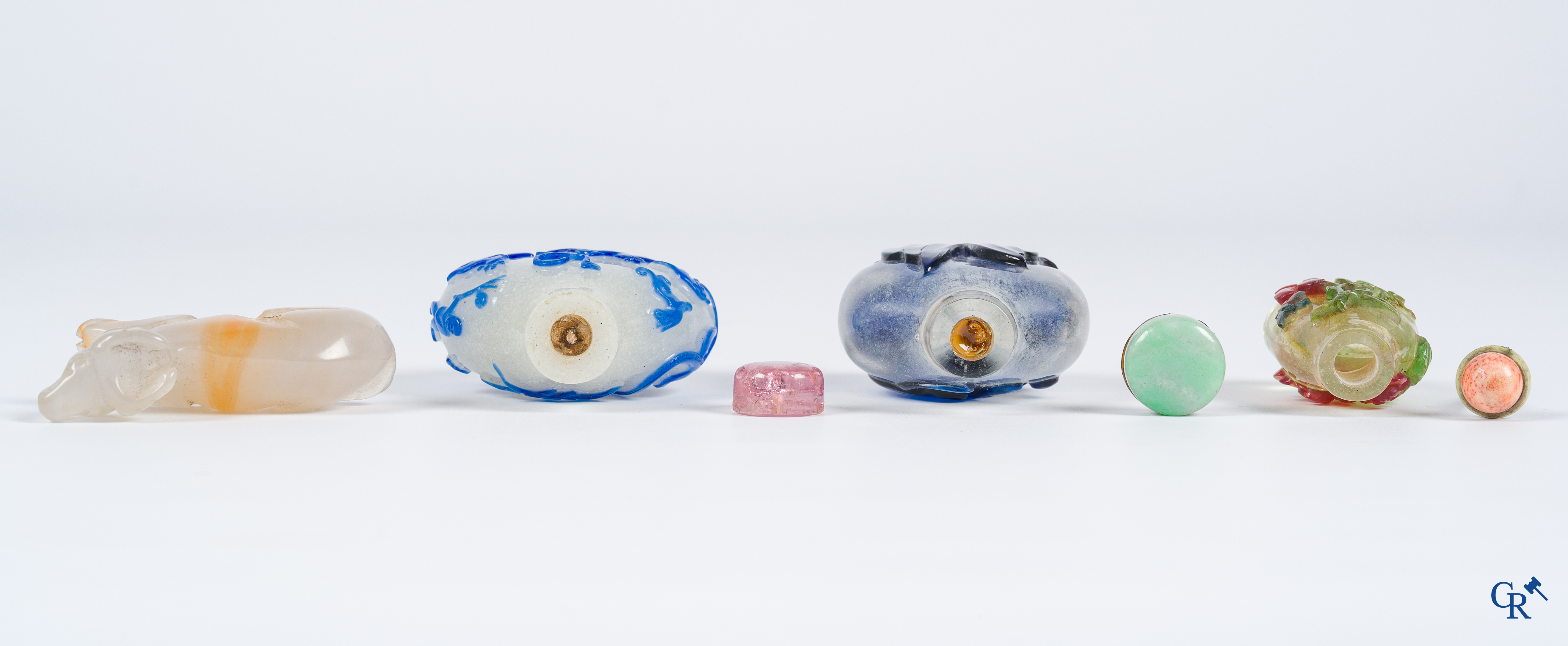 Aziatica. Chinese sgraffito drakenschotel met robijnrode fond, 3 Chinese snuifflessen in glas en een jade. 19/20e eeuw.