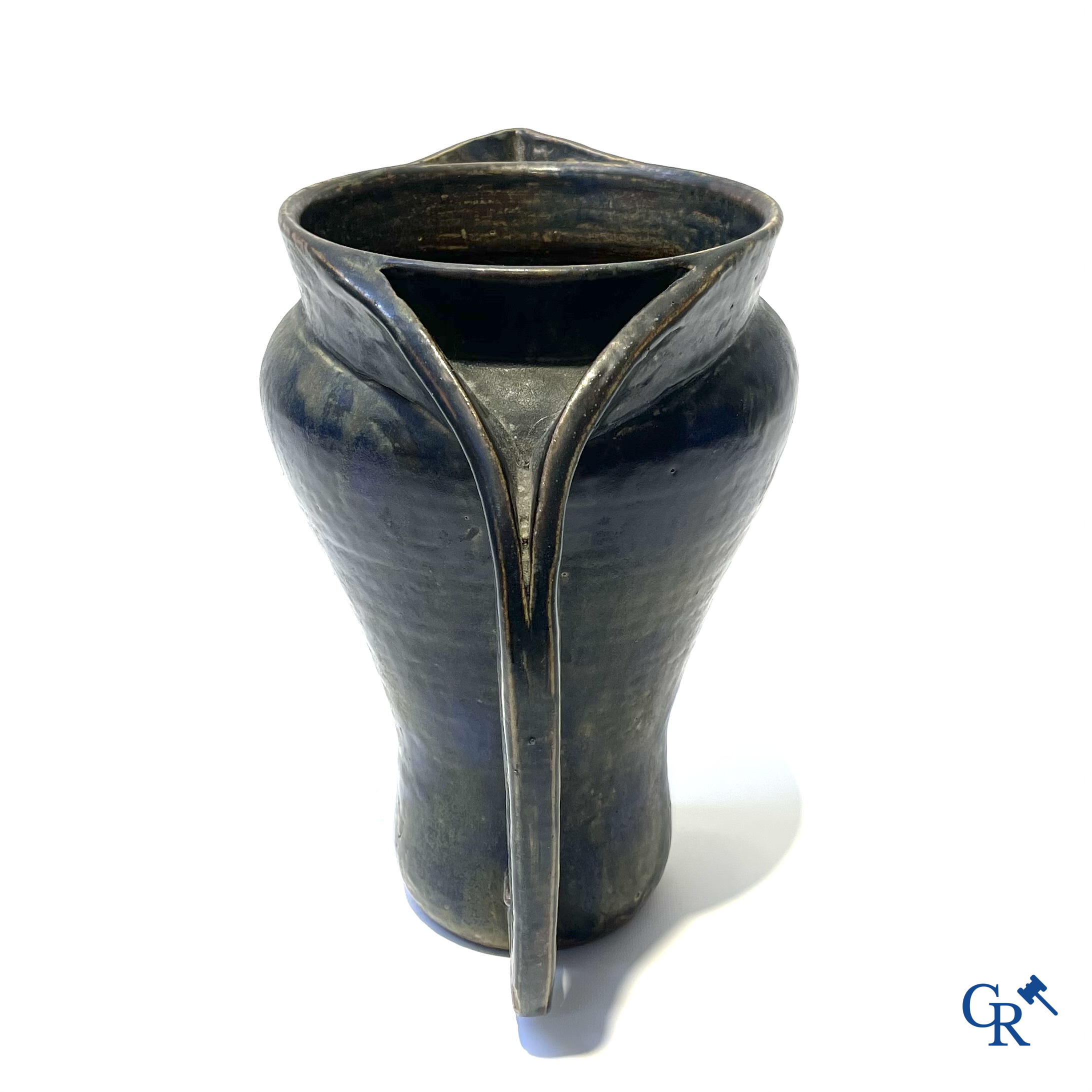 Edgard Aubry. Grote schenkkan in geëmailleerde Grès. Gesigneerd en genummerd.