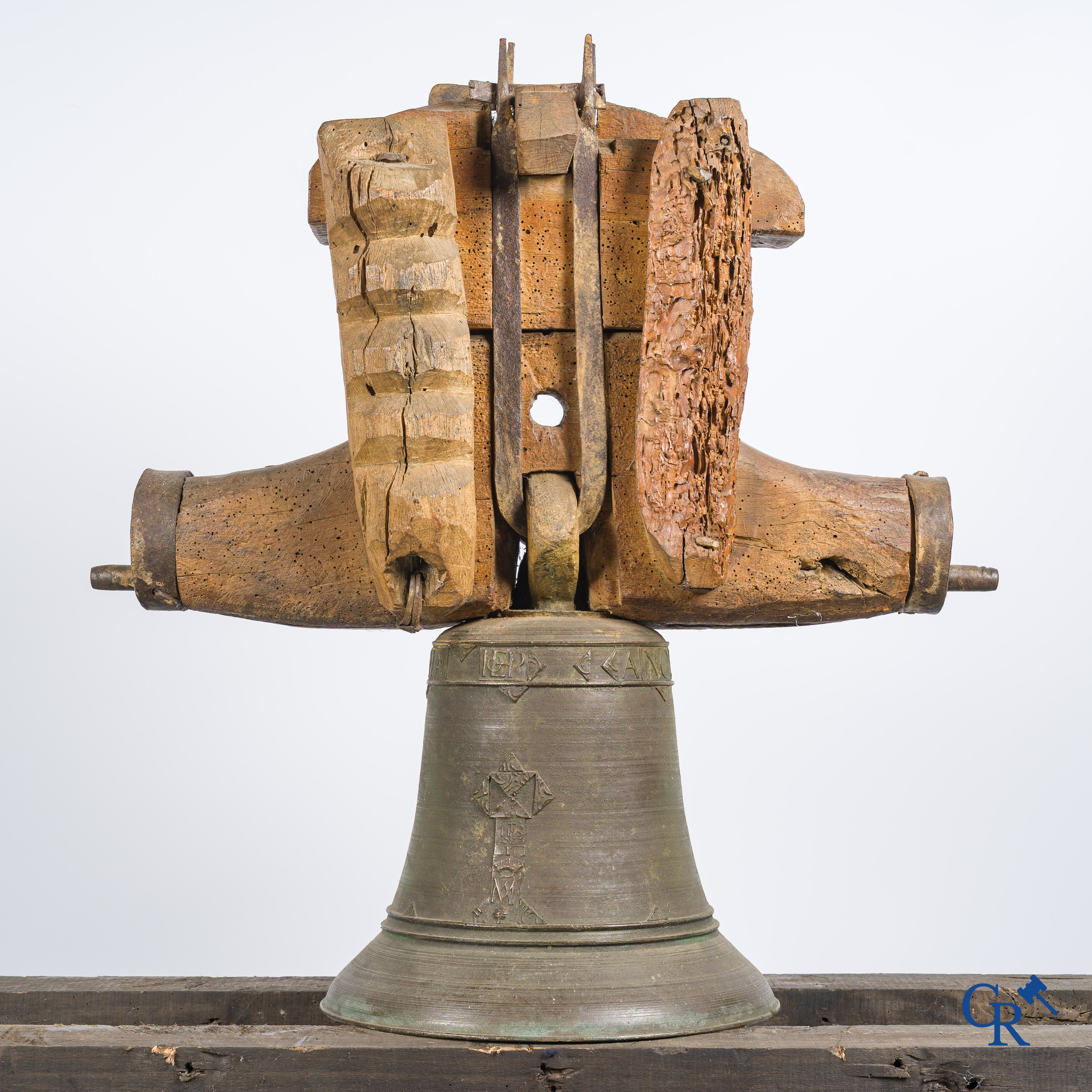 Antieke bronzen bel met houten juk. Inscriptieband met opschrift IESEV MARIA ANO DE 1709.